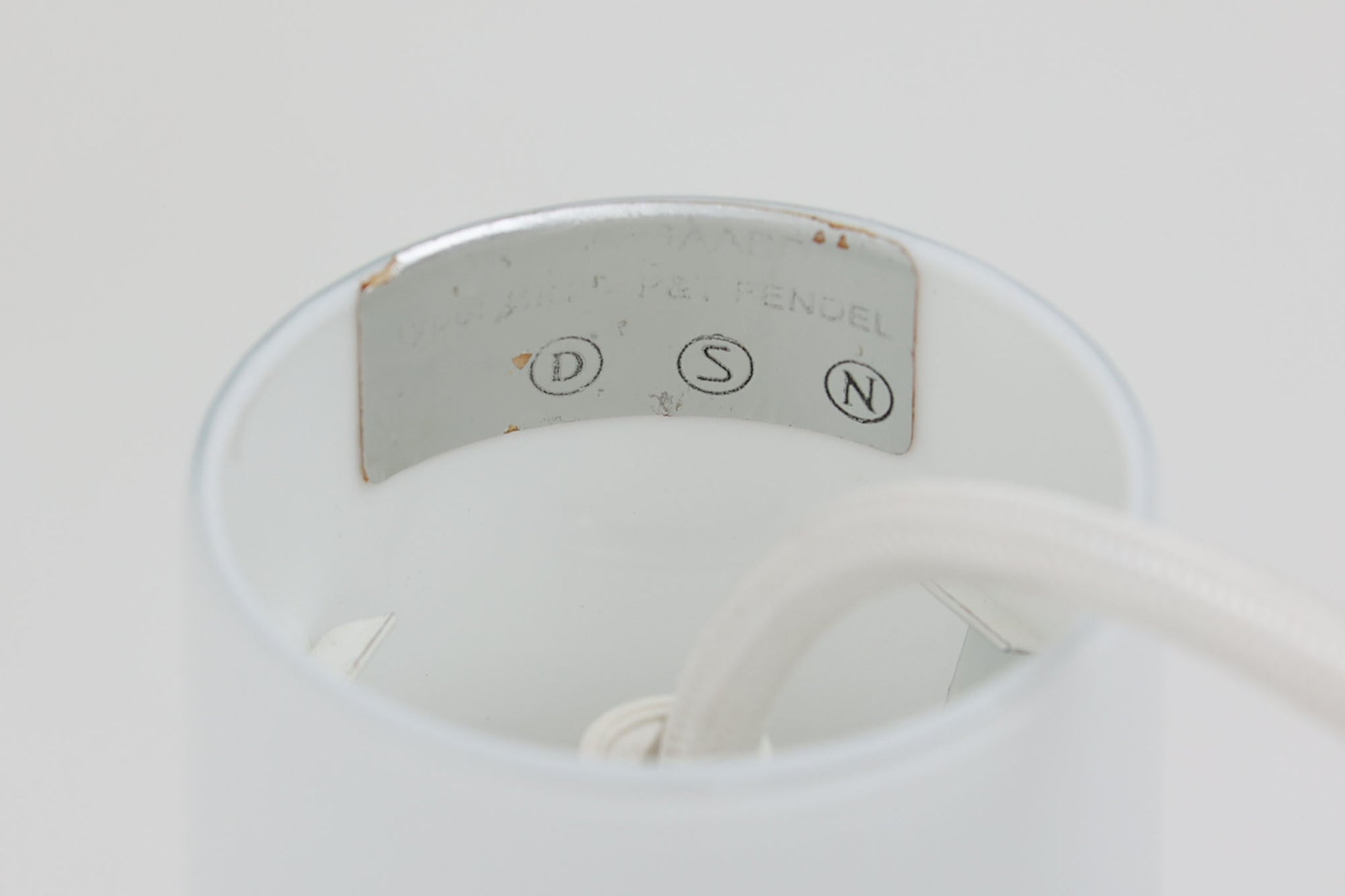 北欧より買い付けた、Holmgaard社製ビンテージランプです。照明部分はデンマークを代表する照明メーカーFog &amp; morup社によって作成されています。Holmgaard社のペンダントライトの中でも人気の「P&amp;T PENDEL」シリーズで内と外側の2層の色味が特徴的です。消灯＆点灯時にそれぞれ違った表情を見せてくれる素敵なデザインです。