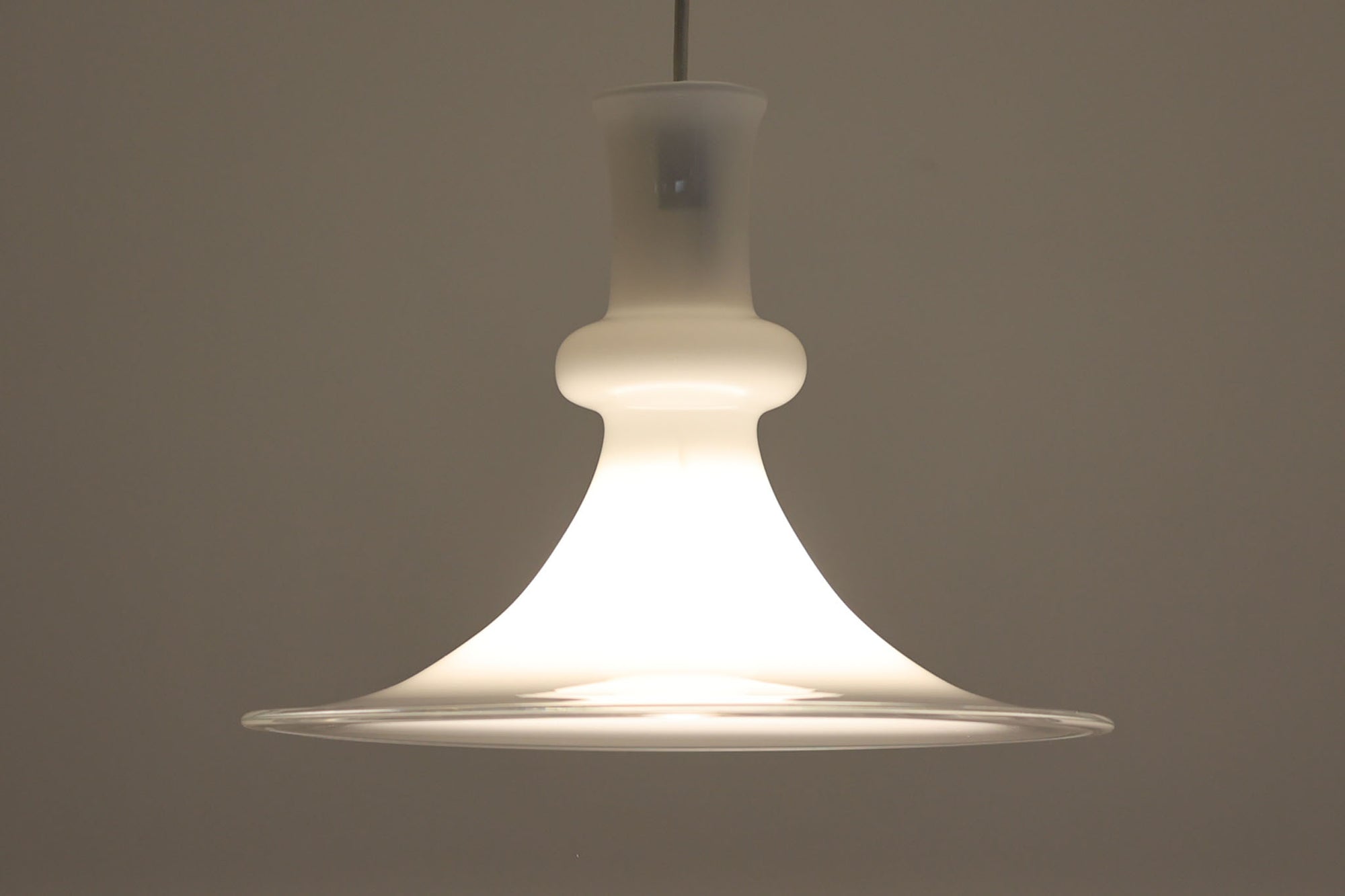 北欧より買い付けた、Holmgaard社製(現Royal Copenhagen)ビンテージランプです。人気のEtude Pendelシリーズです。シェード中央の膨らみと縁の透明ガラスがデザインポイントになっています。