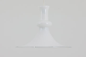 北欧より買い付けた、Holmgaard社製(現Royal Copenhagen)ビンテージランプです。人気のEtude Pendelシリーズです。シェード中央の膨らみと縁の透明ガラスがデザインポイントになっています。