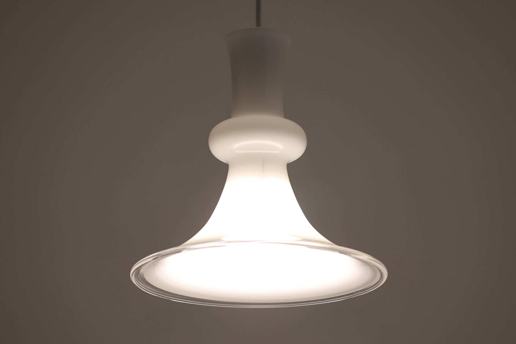 北欧より買い付けた、Holmgaard社製(現Royal Copenhagen)ビンテージランプです。人気のEtude Pendelシリーズです。シェード中央の膨らみと縁の透明ガラスがデザインポイントになっています。