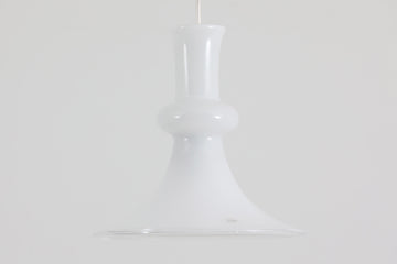 北欧より買い付けた、Holmgaard社製(現Royal Copenhagen)ビンテージランプです。人気のEtude Pendelシリーズです。シェード中央の膨らみと縁の透明ガラスがデザインポイントになっています。