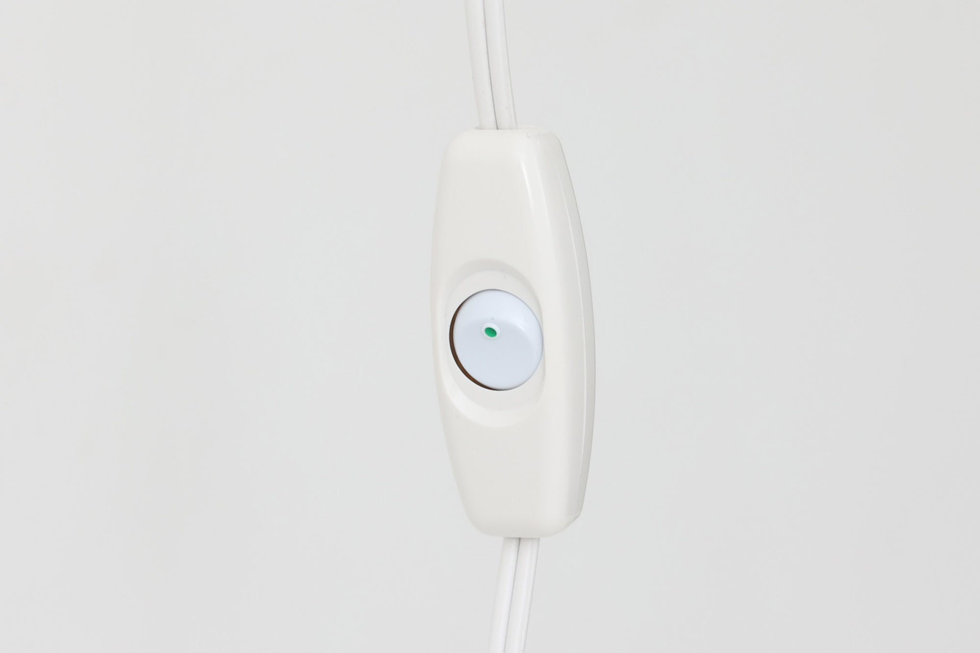 北欧より買い付けたLE KLINT社製のブラケットランプです。フレームには良質なオーク材を使用しており、自然の温かみと高級感が空間に調和します。また、職人の手仕事による特徴的な手折り加工のシェードから零れる、繊細でやわらかな光が、お部屋全体を優しく包み込みます。この光の美しさとオーク材のナチュラルな質感が、北欧デザインらしい上品な雰囲気を演出します。さらに、伸縮可能なアーム構造を採用しており、ランプの位置を自由に調整可能。リビングルームの読書灯やベッドサイドの間接照明、ダイニングエリアのピンポイント照明など、多様な用途に対応します。オーク材のフレームと手折り加工のシェードが生み出す温かみのある光が、日常を特別な空間へと変えてくれる逸品です。