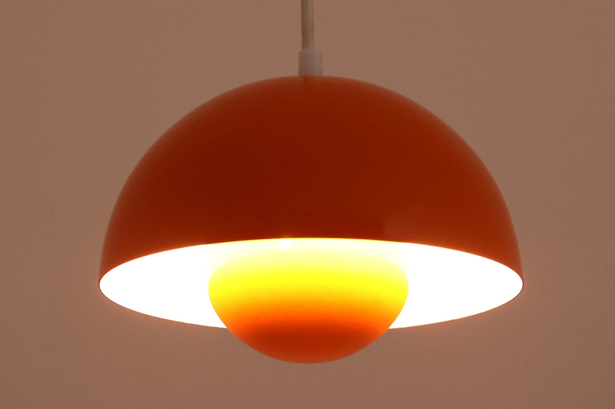 "ヴェルナー・パントン"によってデザインされた、「FlowerPot」ペンダントライトです。Louis Poulsen社で製作された初期モデルです。現在は&amp;Tradition社にて製作されていますが、サイズと素材が異なります。サイズは現行品より小ぶりで、素材は琺瑯が使用されています。