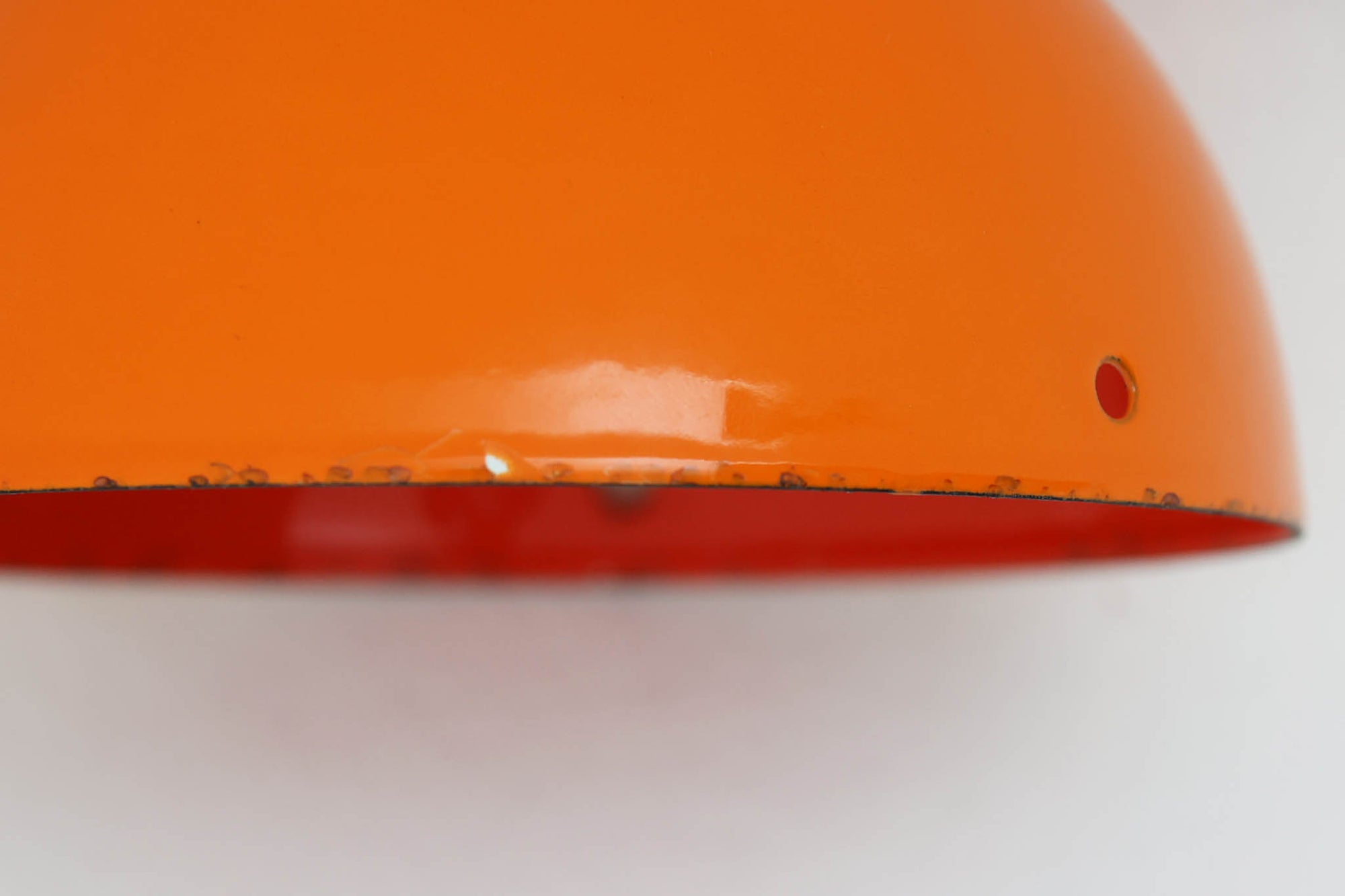 "ヴェルナー・パントン"によってデザインされた、「FlowerPot」ペンダントライトです。Louis Poulsen社で製作された初期モデルです。現在は&amp;Tradition社にて製作されていますが、サイズと素材が異なります。サイズは現行品より小ぶりで、素材は琺瑯が使用されています。