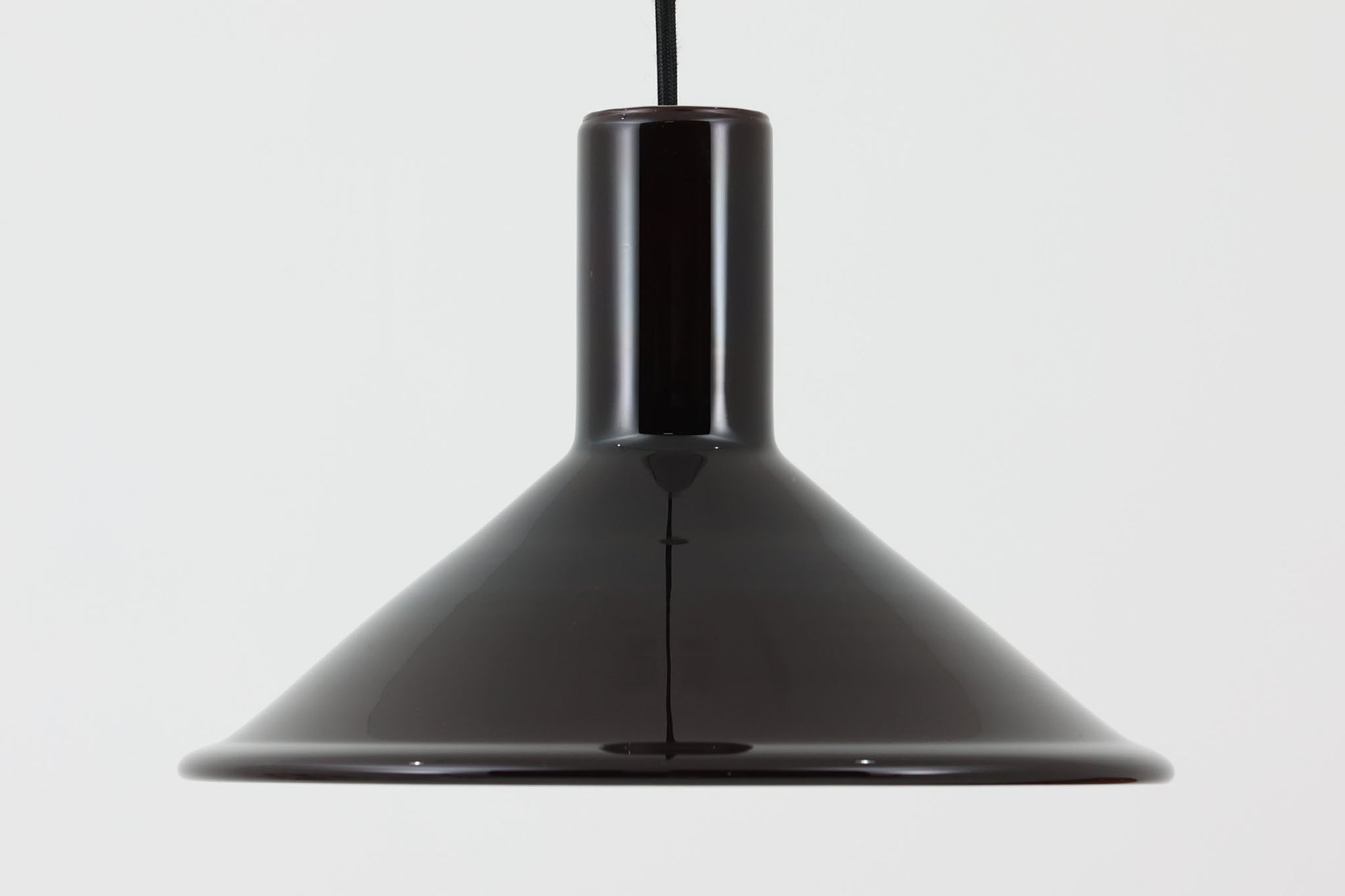 北欧より買い付けた、Holmgaard社製ビンテージランプです。Holmgaard社のペンダントライトの中でも人気の「P&T PENDEL」シリーズで内と外側の2層の色味が特徴的です。消灯＆点灯時にそれぞれ違った表情を見せてくれる素敵なデザインです。