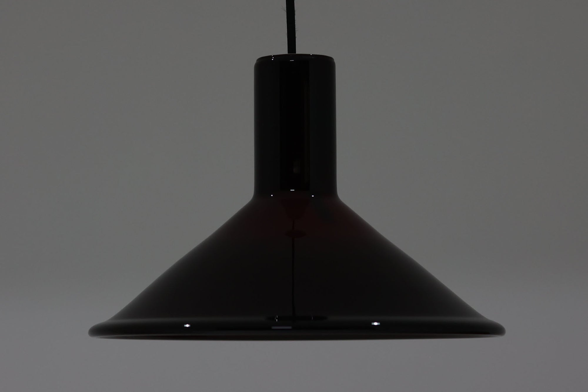 北欧より買い付けた、Holmgaard社製ビンテージランプです。Holmgaard社のペンダントライトの中でも人気の「P&T PENDEL」シリーズで内と外側の2層の色味が特徴的です。消灯＆点灯時にそれぞれ違った表情を見せてくれる素敵なデザインです。