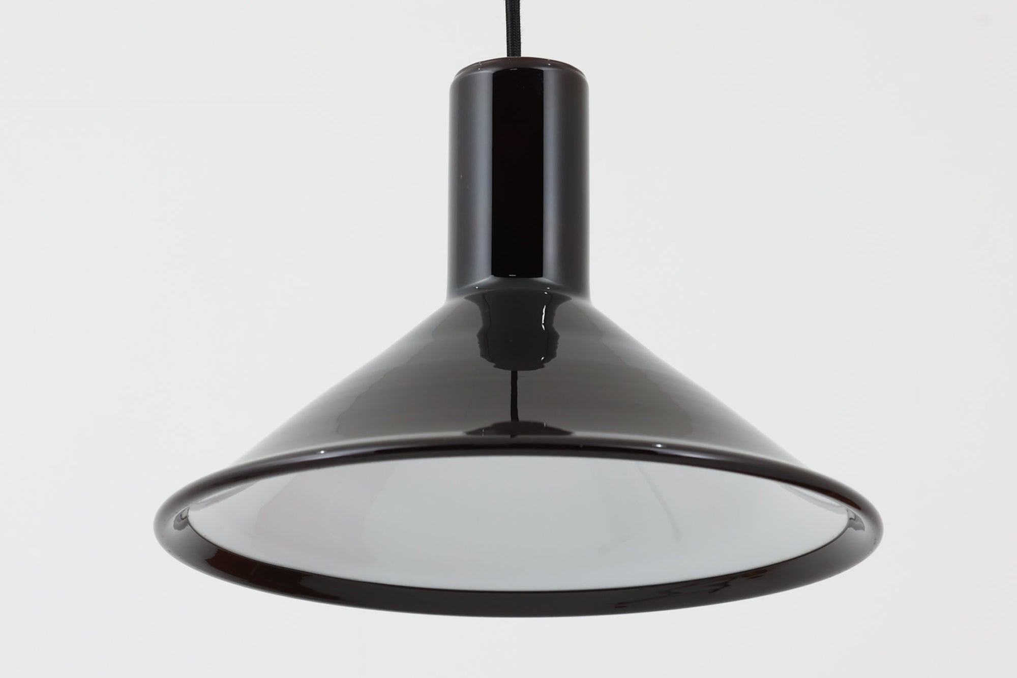 北欧より買い付けた、Holmgaard社製ビンテージランプです。Holmgaard社のペンダントライトの中でも人気の「P&amp;T PENDEL」シリーズで内と外側の2層の色味が特徴的です。消灯＆点灯時にそれぞれ違った表情を見せてくれる素敵なデザインです。