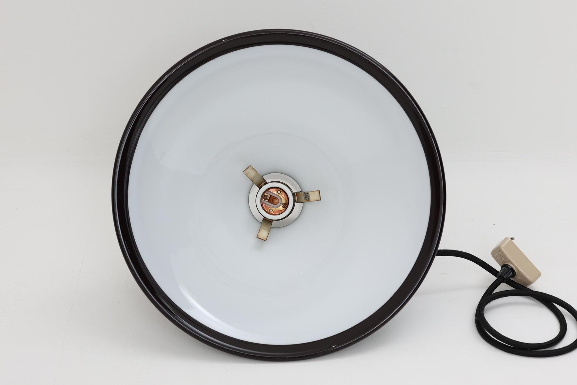 北欧より買い付けた、Holmgaard社製ビンテージランプです。Holmgaard社のペンダントライトの中でも人気の「P&amp;T PENDEL」シリーズで内と外側の2層の色味が特徴的です。消灯＆点灯時にそれぞれ違った表情を見せてくれる素敵なデザインです。