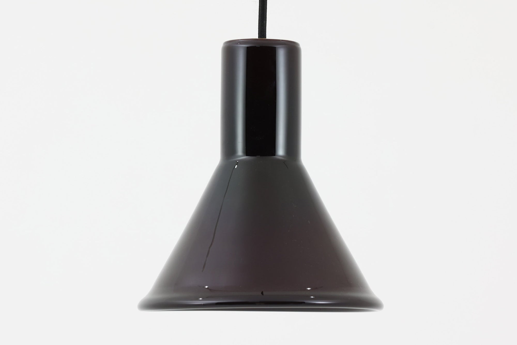 北欧より買い付けた、Holmgaard社製ビンテージランプです。照明部分はデンマークを代表する照明メーカーFog & morup社によって作成されています。Holmgaard社のペンダントライトの中でも人気の「P&T PENDEL」シリーズで内と外側の2層の色味が特徴的です。消灯＆点灯時にそれぞれ違った表情を見せてくれる素敵なデザインです。