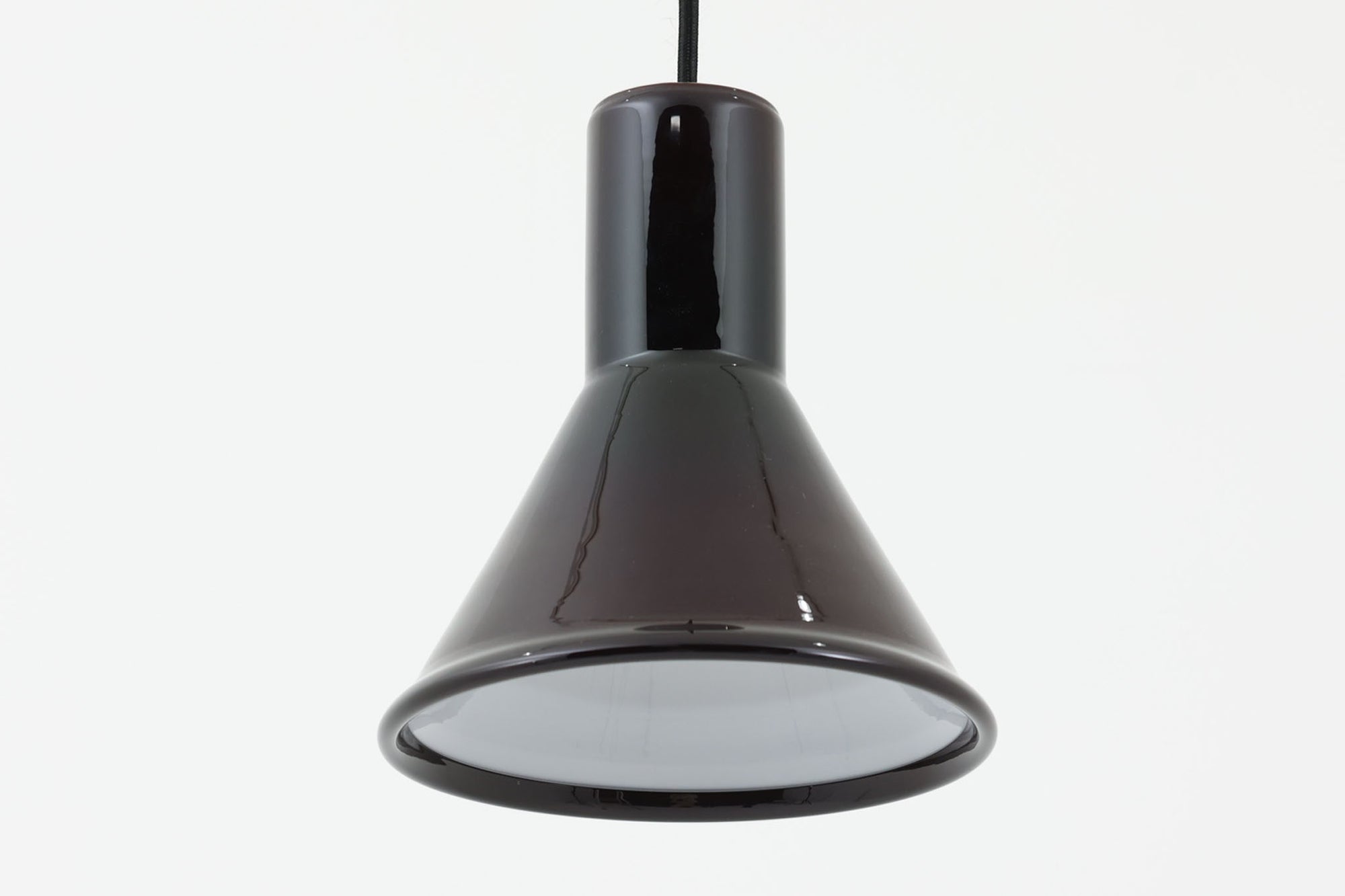 北欧より買い付けた、Holmgaard社製ビンテージランプです。照明部分はデンマークを代表する照明メーカーFog &amp; morup社によって作成されています。Holmgaard社のペンダントライトの中でも人気の「P&amp;T PENDEL」シリーズで内と外側の2層の色味が特徴的です。消灯＆点灯時にそれぞれ違った表情を見せてくれる素敵なデザインです。