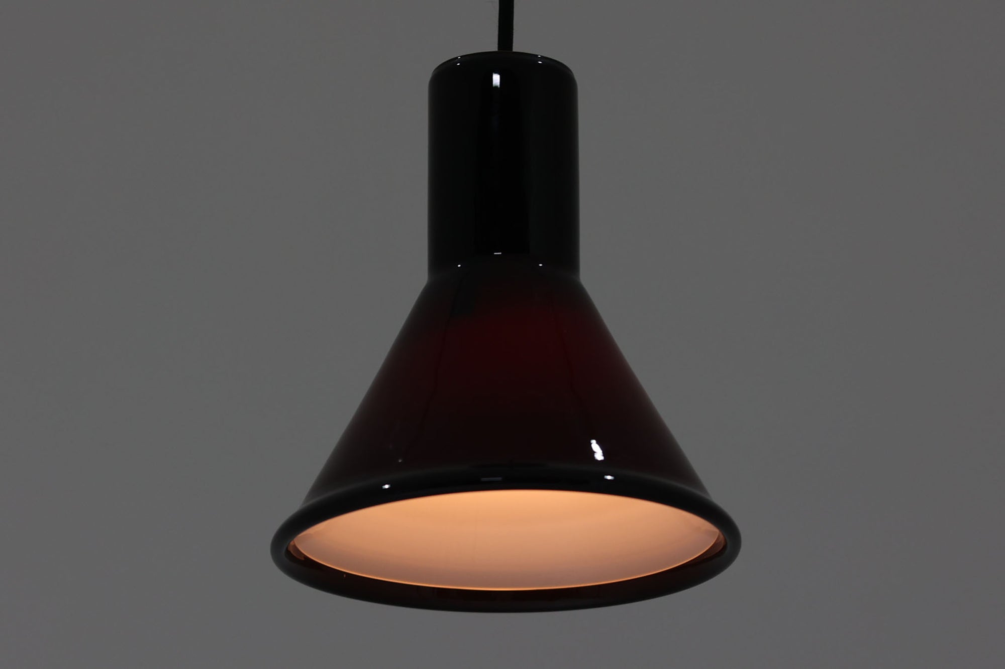 北欧より買い付けた、Holmgaard社製ビンテージランプです。照明部分はデンマークを代表する照明メーカーFog &amp; morup社によって作成されています。Holmgaard社のペンダントライトの中でも人気の「P&amp;T PENDEL」シリーズで内と外側の2層の色味が特徴的です。消灯＆点灯時にそれぞれ違った表情を見せてくれる素敵なデザインです。