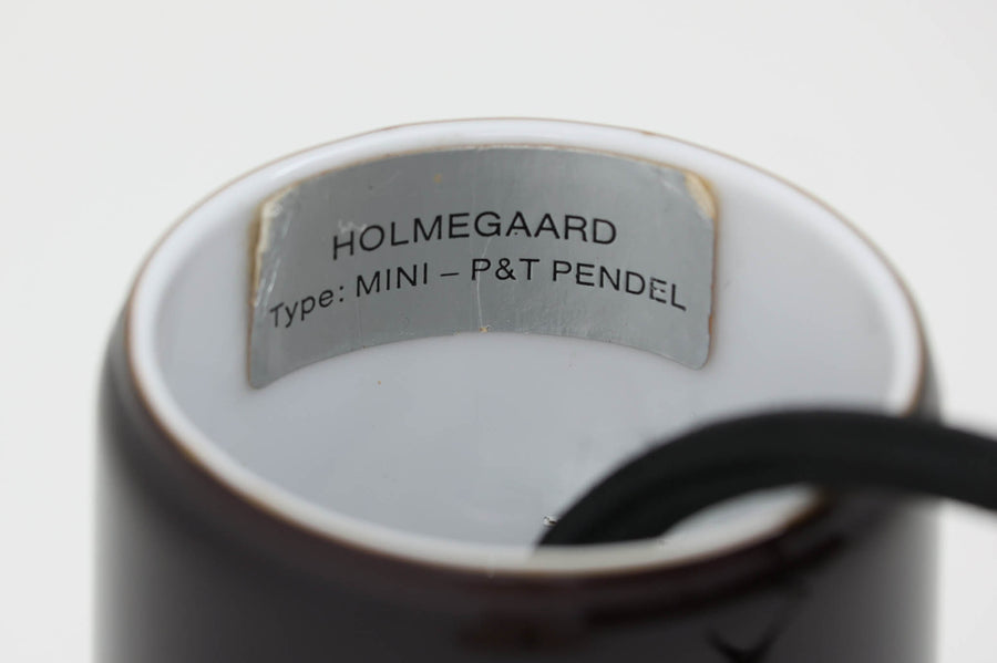 北欧より買い付けた、Holmgaard社製ビンテージランプです。照明部分はデンマークを代表する照明メーカーFog & morup社によって作成されています。Holmgaard社のペンダントライトの中でも人気の「P&T PENDEL」シリーズで内と外側の2層の色味が特徴的です。消灯＆点灯時にそれぞれ違った表情を見せてくれる素敵なデザインです。