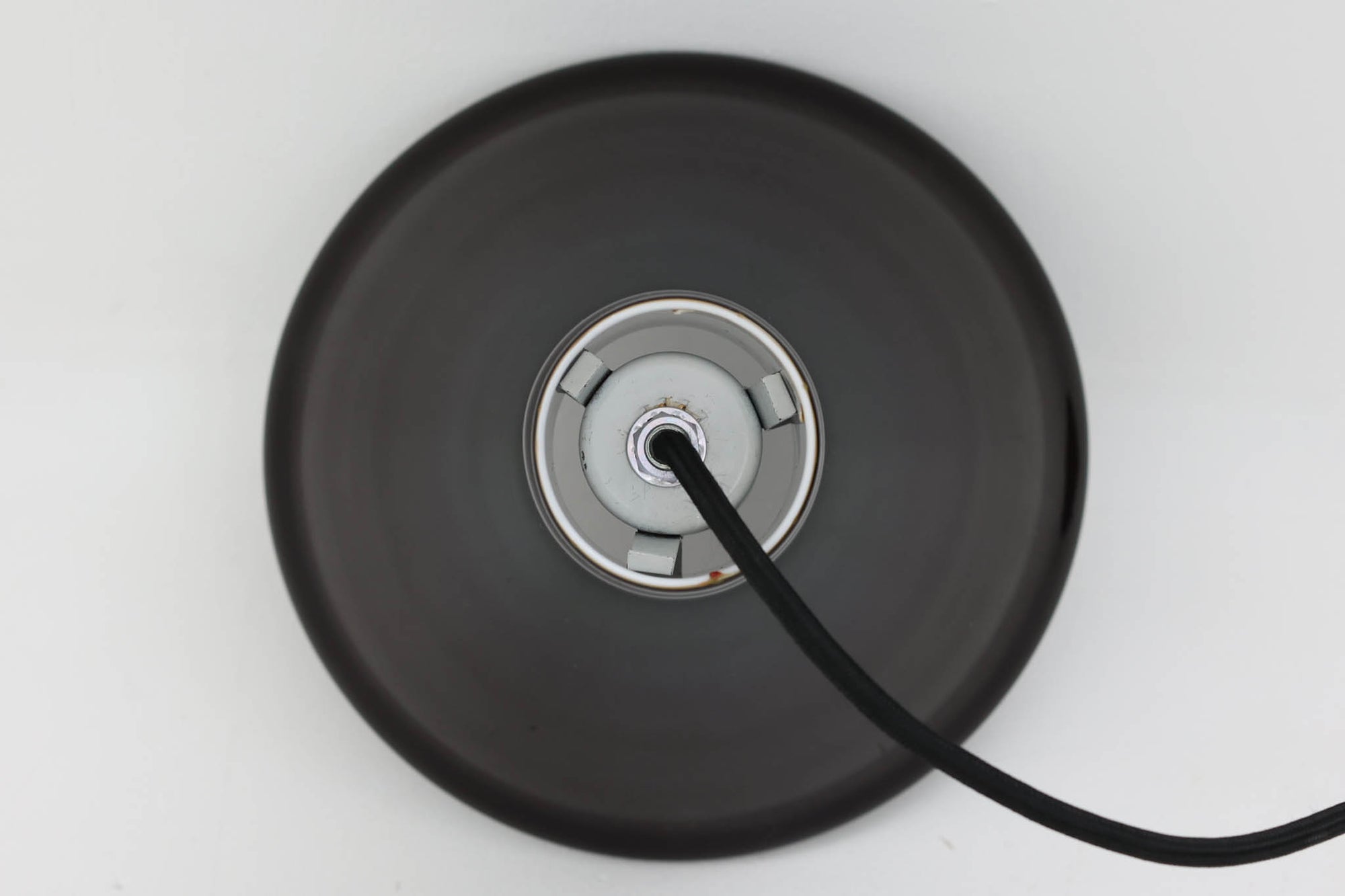 北欧より買い付けた、Holmgaard社製ビンテージランプです。照明部分はデンマークを代表する照明メーカーFog &amp; morup社によって作成されています。Holmgaard社のペンダントライトの中でも人気の「P&amp;T PENDEL」シリーズで内と外側の2層の色味が特徴的です。消灯＆点灯時にそれぞれ違った表情を見せてくれる素敵なデザインです。