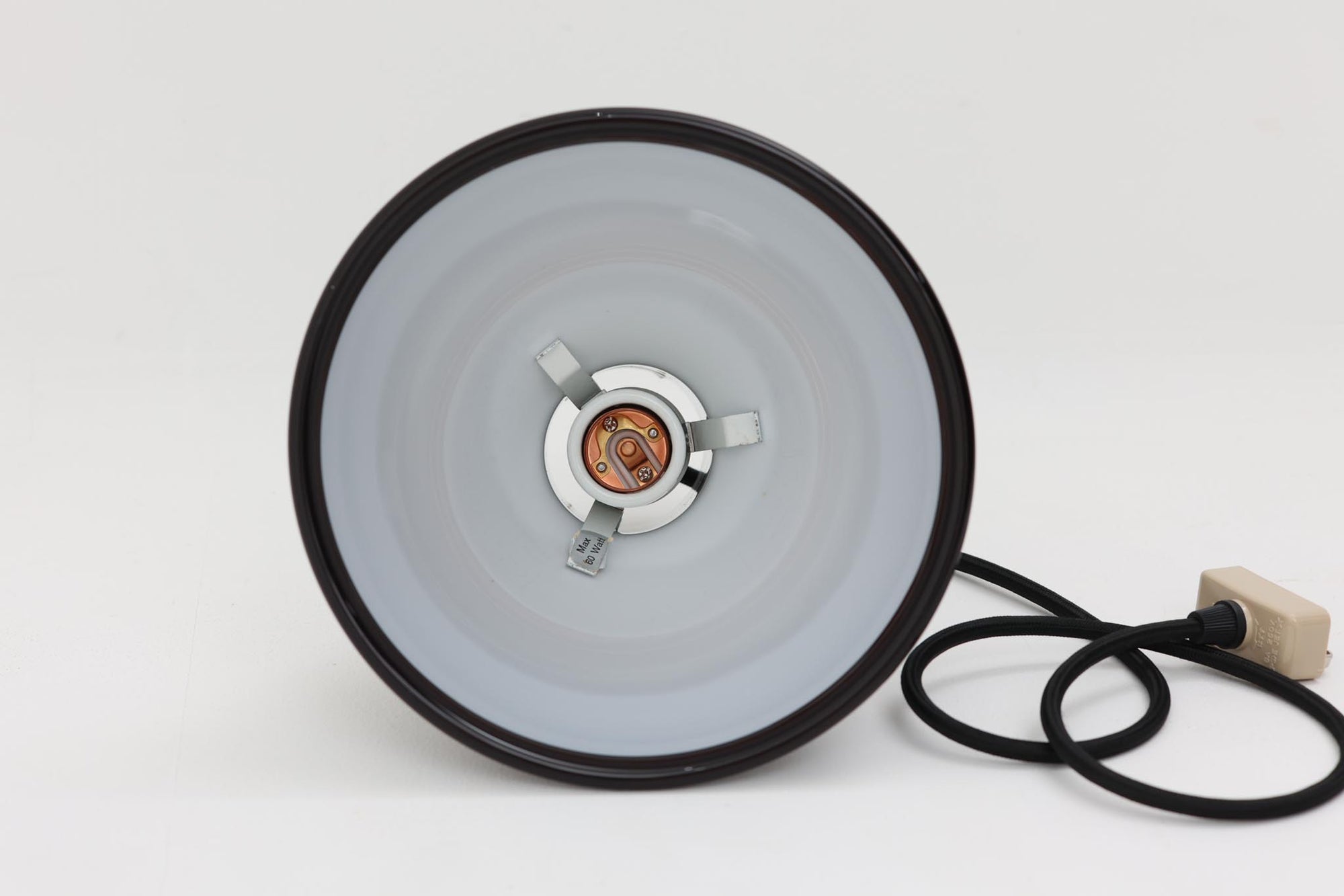 北欧より買い付けた、Holmgaard社製ビンテージランプです。照明部分はデンマークを代表する照明メーカーFog &amp; morup社によって作成されています。Holmgaard社のペンダントライトの中でも人気の「P&amp;T PENDEL」シリーズで内と外側の2層の色味が特徴的です。消灯＆点灯時にそれぞれ違った表情を見せてくれる素敵なデザインです。