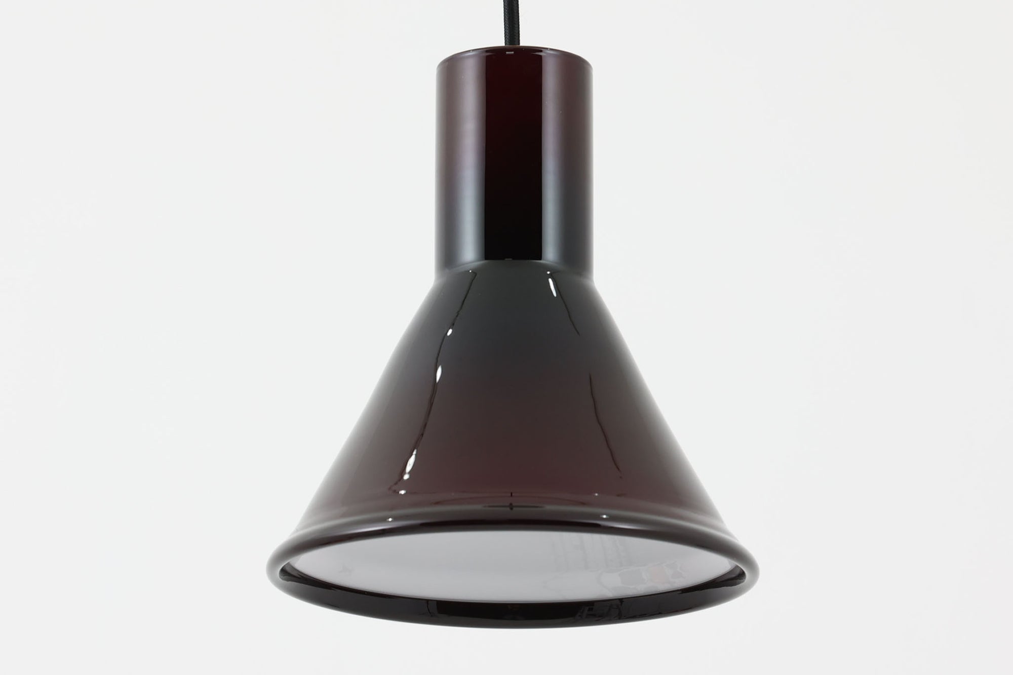 北欧より買い付けた、Holmgaard社製ビンテージランプです。照明部分はデンマークを代表する照明メーカーFog & morup社によって作成されています。Holmgaard社のペンダントライトの中でも人気の「P&T PENDEL」シリーズで内と外側の2層の色味が特徴的です。消灯＆点灯時にそれぞれ違った表情を見せてくれる素敵なデザインです。