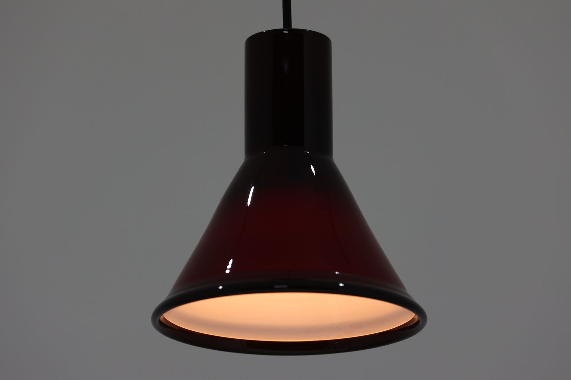 北欧より買い付けた、Holmgaard社製ビンテージランプです。照明部分はデンマークを代表する照明メーカーFog &amp; morup社によって作成されています。Holmgaard社のペンダントライトの中でも人気の「P&amp;T PENDEL」シリーズで内と外側の2層の色味が特徴的です。消灯＆点灯時にそれぞれ違った表情を見せてくれる素敵なデザインです。