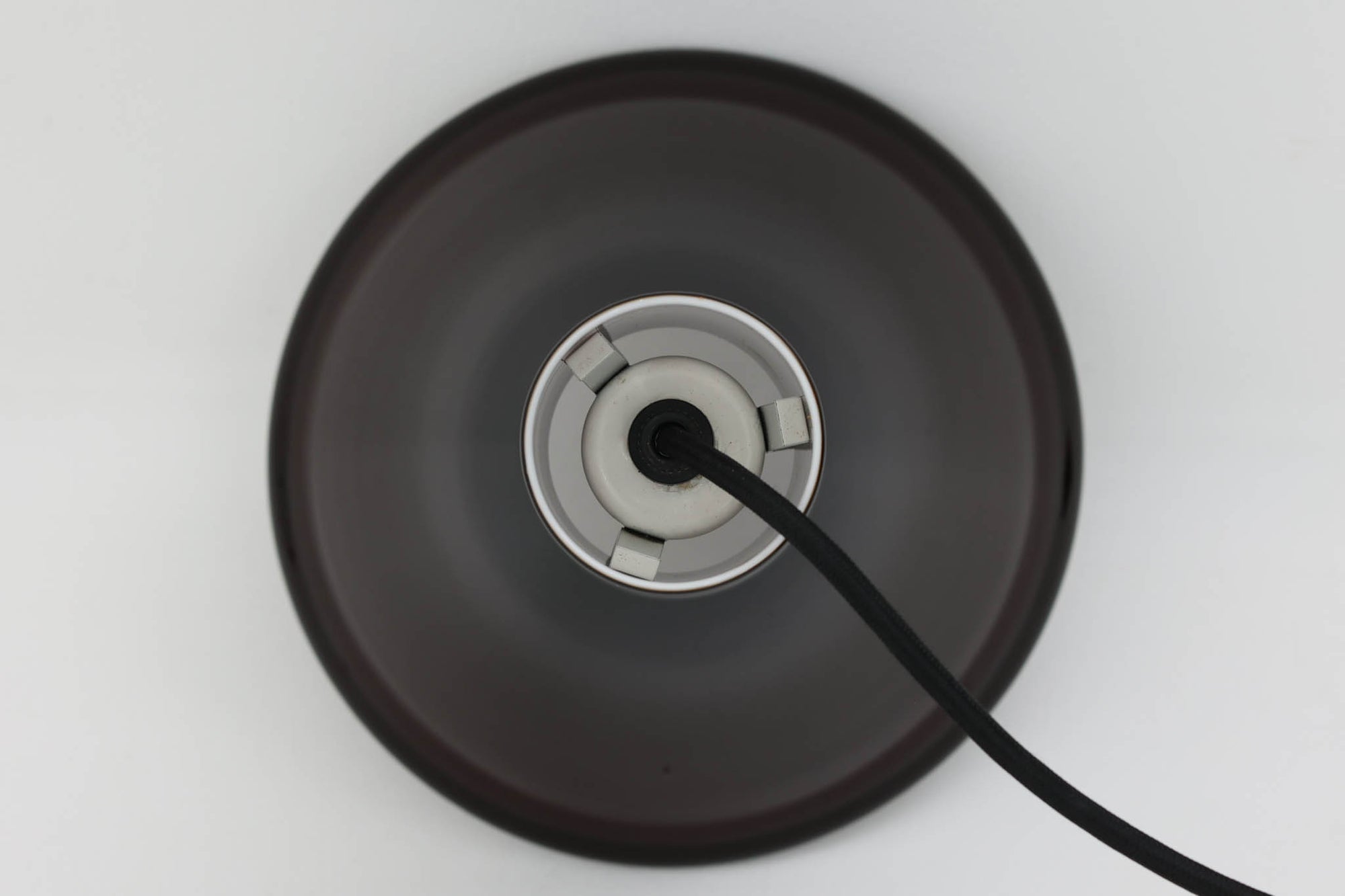 北欧より買い付けた、Holmgaard社製ビンテージランプです。照明部分はデンマークを代表する照明メーカーFog &amp; morup社によって作成されています。Holmgaard社のペンダントライトの中でも人気の「P&amp;T PENDEL」シリーズで内と外側の2層の色味が特徴的です。消灯＆点灯時にそれぞれ違った表情を見せてくれる素敵なデザインです。