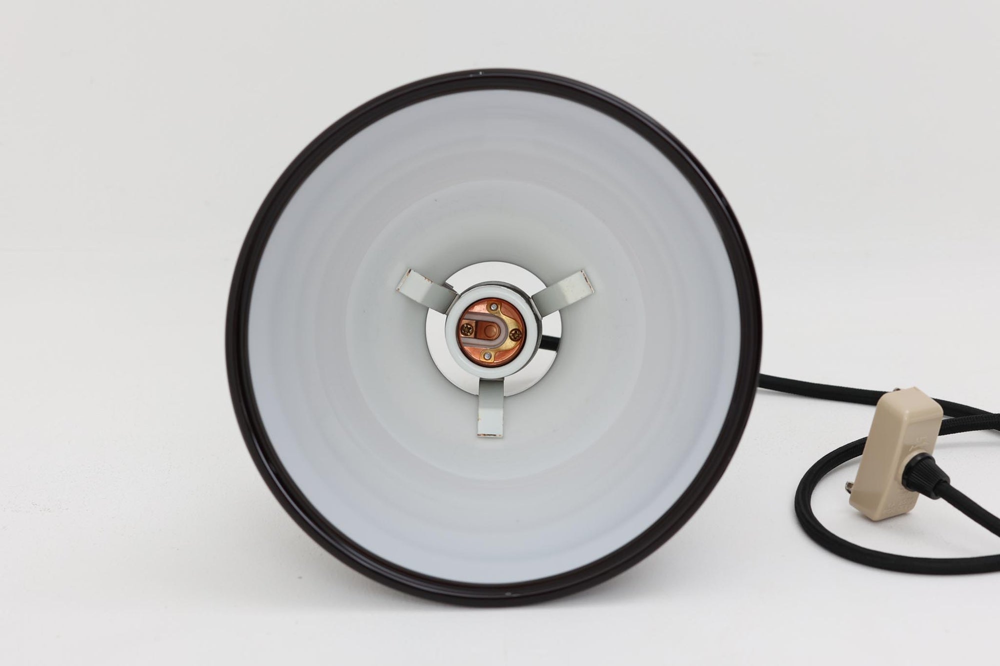 北欧より買い付けた、Holmgaard社製ビンテージランプです。照明部分はデンマークを代表する照明メーカーFog &amp; morup社によって作成されています。Holmgaard社のペンダントライトの中でも人気の「P&amp;T PENDEL」シリーズで内と外側の2層の色味が特徴的です。消灯＆点灯時にそれぞれ違った表情を見せてくれる素敵なデザインです。