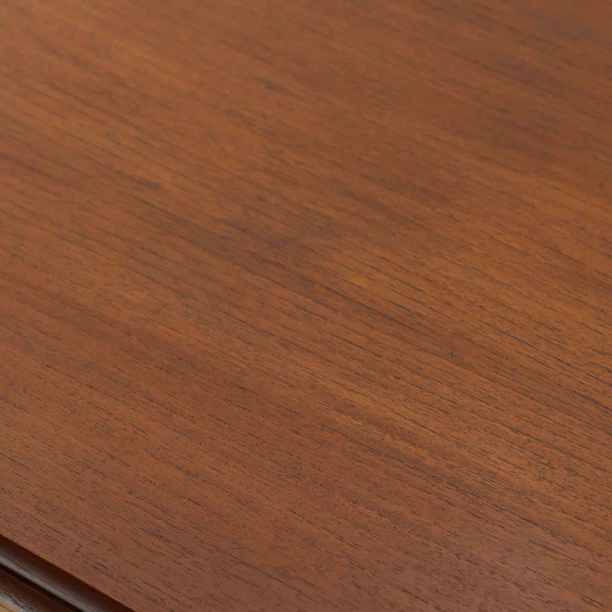 Ejner Larsen &amp; Aksel Bender Madsenが手掛け、Naestved Mobelfabrikで製作されたエクステンションダイニングテーブルは、チーク材の天板とオーク材の脚部を組み合わせた北欧ビンテージらしい上質な佇まいが魅力です。直線的で端正なフォルムの中に、天板縁の丁寧な面取りや幕板の滑らかな造形など、当時の高い職人技が随所に感じられます。幅120cmから最大230cmまで伸長可能な構造により、日常使いから来客時まで柔軟に対応でき、空間や人数に合わせた使い方が可能です。経年変化によって深みを増した木肌の表情が、長く愛用されてきたビンテージならではの存在感を放ち、ダイニングの主役として落ち着きと品格を添えてくれる一台です。脚先には床へのダメージや汚れを防ぐためにチーク材がジョイントされており、実用性を考慮した当時の設計思想がうかがえます。また、裏面には「SKM」の刻印が確認でき、スウェーデン軍（Svenska KrigsMakten）の備品として使用されていたことを示す、背景のある希少な個体です。