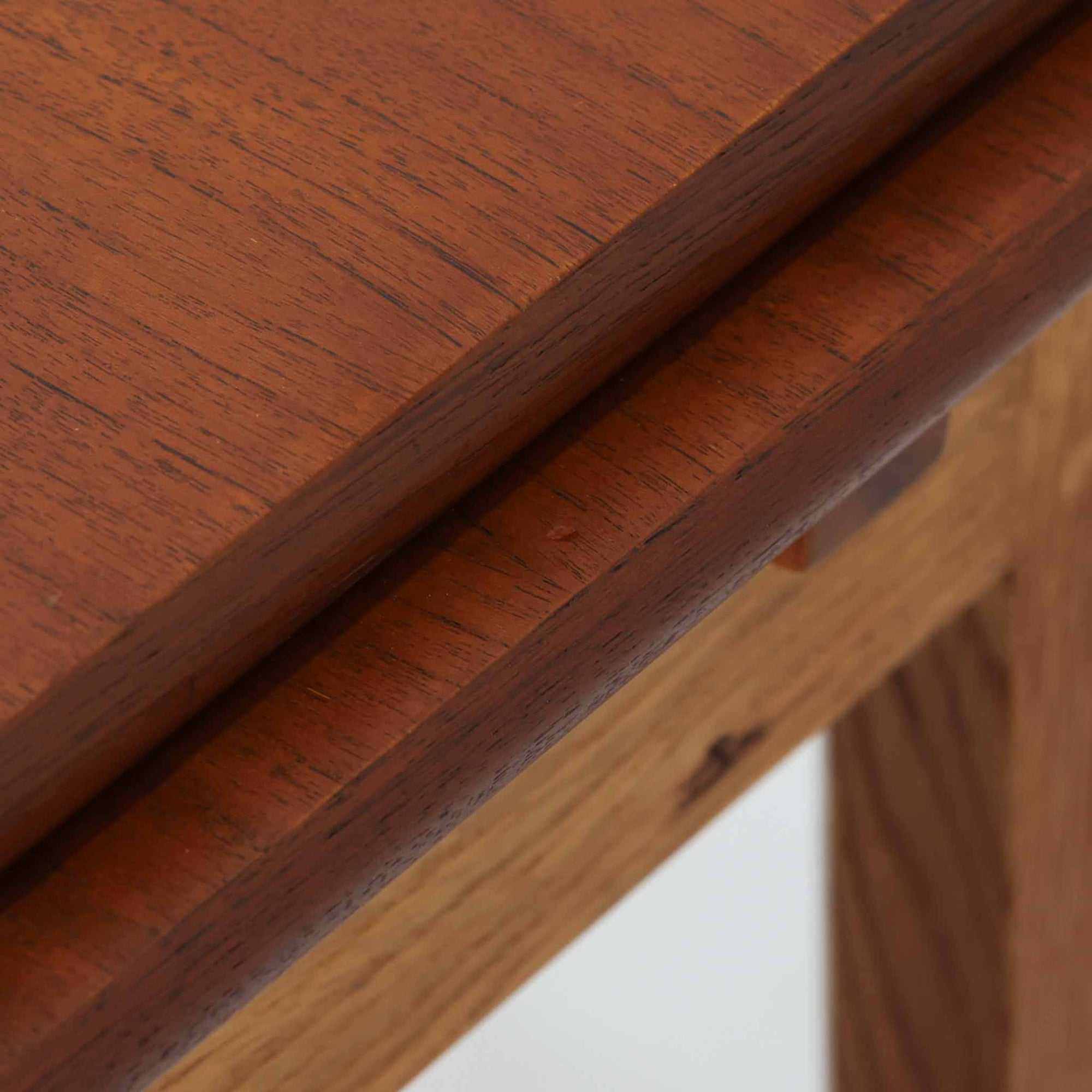 Ejner Larsen &amp; Aksel Bender Madsenが手掛け、Naestved Mobelfabrikで製作されたエクステンションダイニングテーブルは、チーク材の天板とオーク材の脚部を組み合わせた北欧ビンテージらしい上質な佇まいが魅力です。直線的で端正なフォルムの中に、天板縁の丁寧な面取りや幕板の滑らかな造形など、当時の高い職人技が随所に感じられます。幅120cmから最大230cmまで伸長可能な構造により、日常使いから来客時まで柔軟に対応でき、空間や人数に合わせた使い方が可能です。経年変化によって深みを増した木肌の表情が、長く愛用されてきたビンテージならではの存在感を放ち、ダイニングの主役として落ち着きと品格を添えてくれる一台です。脚先には床へのダメージや汚れを防ぐためにチーク材がジョイントされており、実用性を考慮した当時の設計思想がうかがえます。また、裏面には「SKM」の刻印が確認でき、スウェーデン軍（Svenska KrigsMakten）の備品として使用されていたことを示す、背景のある希少な個体です。