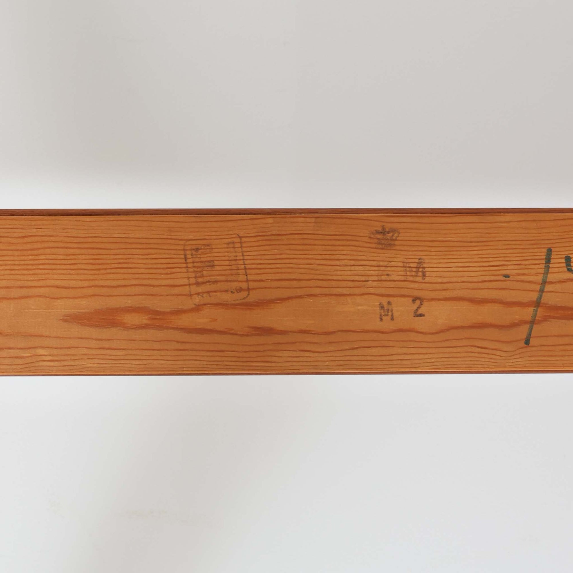 Ejner Larsen &amp; Aksel Bender Madsenが手掛け、Naestved Mobelfabrikで製作されたエクステンションダイニングテーブルは、チーク材の天板とオーク材の脚部を組み合わせた北欧ビンテージらしい上質な佇まいが魅力です。直線的で端正なフォルムの中に、天板縁の丁寧な面取りや幕板の滑らかな造形など、当時の高い職人技が随所に感じられます。幅120cmから最大230cmまで伸長可能な構造により、日常使いから来客時まで柔軟に対応でき、空間や人数に合わせた使い方が可能です。経年変化によって深みを増した木肌の表情が、長く愛用されてきたビンテージならではの存在感を放ち、ダイニングの主役として落ち着きと品格を添えてくれる一台です。脚先には床へのダメージや汚れを防ぐためにチーク材がジョイントされており、実用性を考慮した当時の設計思想がうかがえます。また、裏面には「SKM」の刻印が確認でき、スウェーデン軍（Svenska KrigsMakten）の備品として使用されていたことを示す、背景のある希少な個体です。