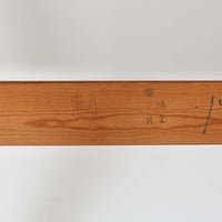 Ejner Larsen & Aksel Bender Madsenが手掛け、Naestved Mobelfabrikで製作されたエクステンションダイニングテーブルは、チーク材の天板とオーク材の脚部を組み合わせた北欧ビンテージらしい上質な佇まいが魅力です。直線的で端正なフォルムの中に、天板縁の丁寧な面取りや幕板の滑らかな造形など、当時の高い職人技が随所に感じられます。幅120cmから最大230cmまで伸長可能な構造により、日常使いから来客時まで柔軟に対応でき、空間や人数に合わせた使い方が可能です。経年変化によって深みを増した木肌の表情が、長く愛用されてきたビンテージならではの存在感を放ち、ダイニングの主役として落ち着きと品格を添えてくれる一台です。脚先には床へのダメージや汚れを防ぐためにチーク材がジョイントされており、実用性を考慮した当時の設計思想がうかがえます。また、裏面には「SKM」の刻印が確認でき、スウェーデン軍（Svenska KrigsMakten）の備品として使用されていたことを示す、背景のある希少な個体です。