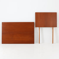 Ejner Larsen & Aksel Bender Madsenが手掛け、Naestved Mobelfabrikで製作されたエクステンションダイニングテーブルは、チーク材の天板とオーク材の脚部を組み合わせた北欧ビンテージらしい上質な佇まいが魅力です。直線的で端正なフォルムの中に、天板縁の丁寧な面取りや幕板の滑らかな造形など、当時の高い職人技が随所に感じられます。幅120cmから最大230cmまで伸長可能な構造により、日常使いから来客時まで柔軟に対応でき、空間や人数に合わせた使い方が可能です。経年変化によって深みを増した木肌の表情が、長く愛用されてきたビンテージならではの存在感を放ち、ダイニングの主役として落ち着きと品格を添えてくれる一台です。脚先には床へのダメージや汚れを防ぐためにチーク材がジョイントされており、実用性を考慮した当時の設計思想がうかがえます。また、裏面には「SKM」の刻印が確認でき、スウェーデン軍（Svenska KrigsMakten）の備品として使用されていたことを示す、背景のある希少な個体です。