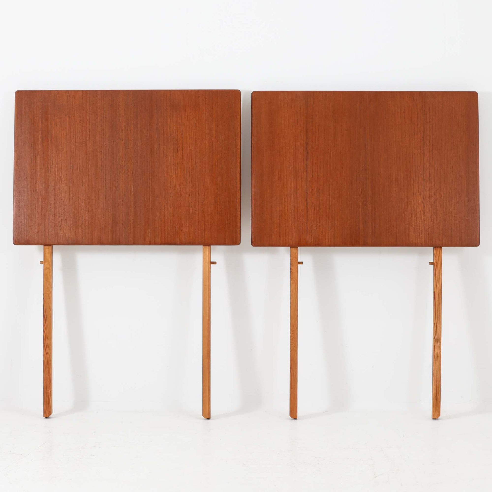 Ejner Larsen &amp; Aksel Bender Madsenが手掛け、Naestved Mobelfabrikで製作されたエクステンションダイニングテーブルは、チーク材の天板とオーク材の脚部を組み合わせた北欧ビンテージらしい上質な佇まいが魅力です。直線的で端正なフォルムの中に、天板縁の丁寧な面取りや幕板の滑らかな造形など、当時の高い職人技が随所に感じられます。幅120cmから最大230cmまで伸長可能な構造により、日常使いから来客時まで柔軟に対応でき、空間や人数に合わせた使い方が可能です。経年変化によって深みを増した木肌の表情が、長く愛用されてきたビンテージならではの存在感を放ち、ダイニングの主役として落ち着きと品格を添えてくれる一台です。脚先には床へのダメージや汚れを防ぐためにチーク材がジョイントされており、実用性を考慮した当時の設計思想がうかがえます。また、裏面には「SKM」の刻印が確認でき、スウェーデン軍（Svenska KrigsMakten）の備品として使用されていたことを示す、背景のある希少な個体です。