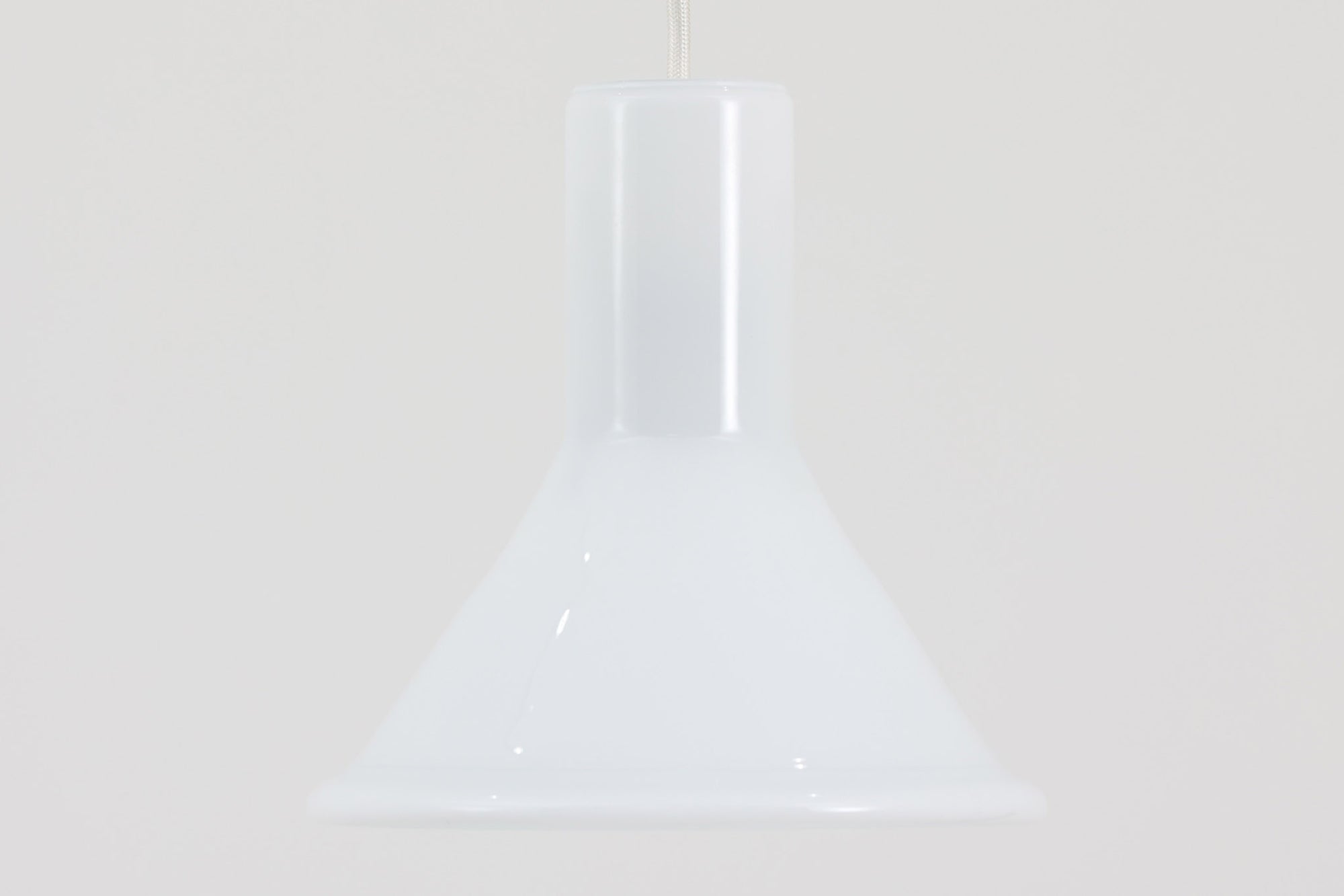 北欧より買い付けた、Holmgaard社製ビンテージランプです。照明部分はデンマークを代表する照明メーカーFog & morup社によって作成されています。Holmgaard社のペンダントライトの中でも人気の「P&T PENDEL」シリーズで内と外側の2層の色味が特徴的です。消灯＆点灯時にそれぞれ違った表情を見せてくれる素敵なデザインです。