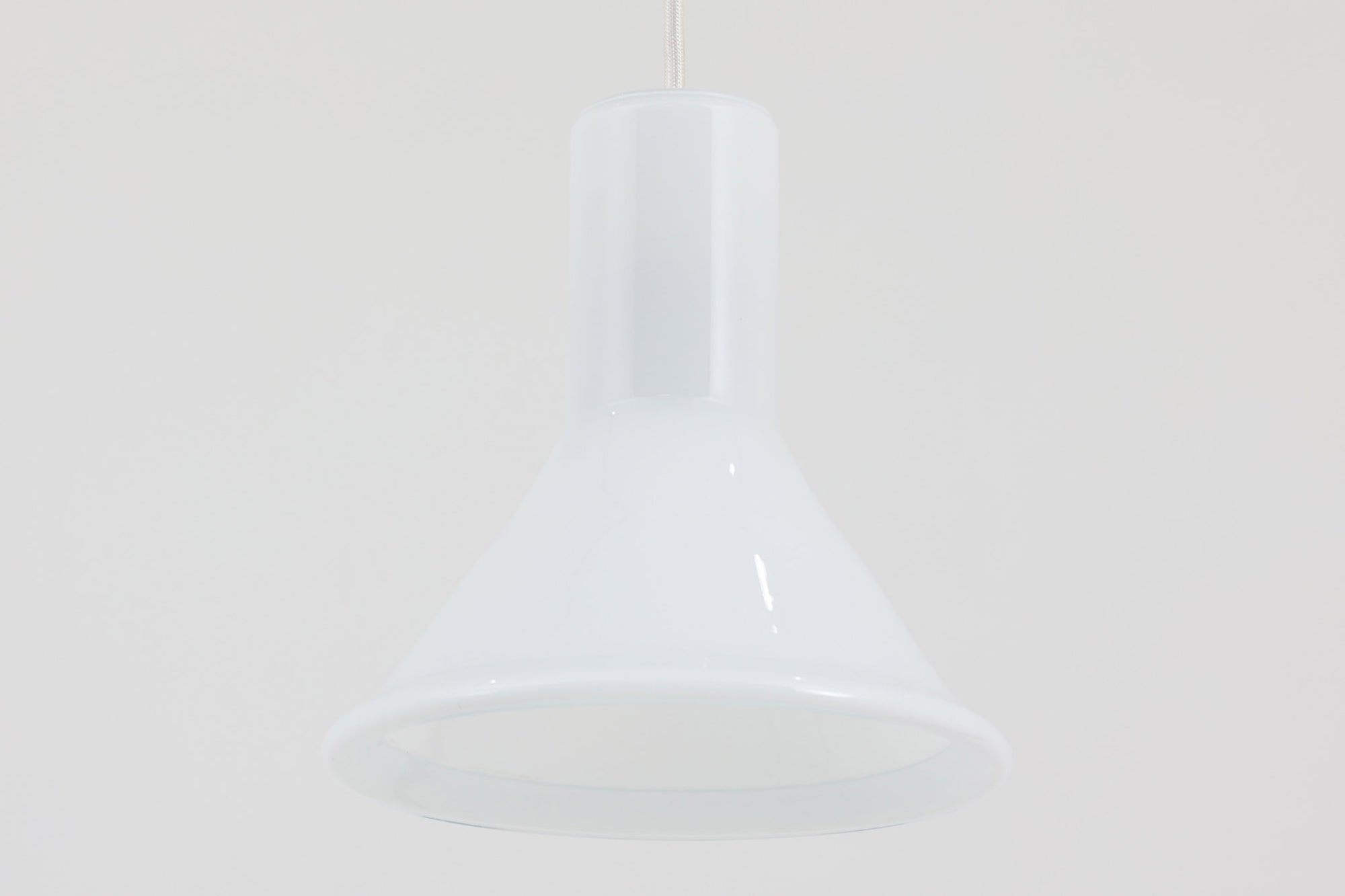 北欧より買い付けた、Holmgaard社製ビンテージランプです。照明部分はデンマークを代表する照明メーカーFog &amp; morup社によって作成されています。Holmgaard社のペンダントライトの中でも人気の「P&amp;T PENDEL」シリーズで内と外側の2層の色味が特徴的です。消灯＆点灯時にそれぞれ違った表情を見せてくれる素敵なデザインです。