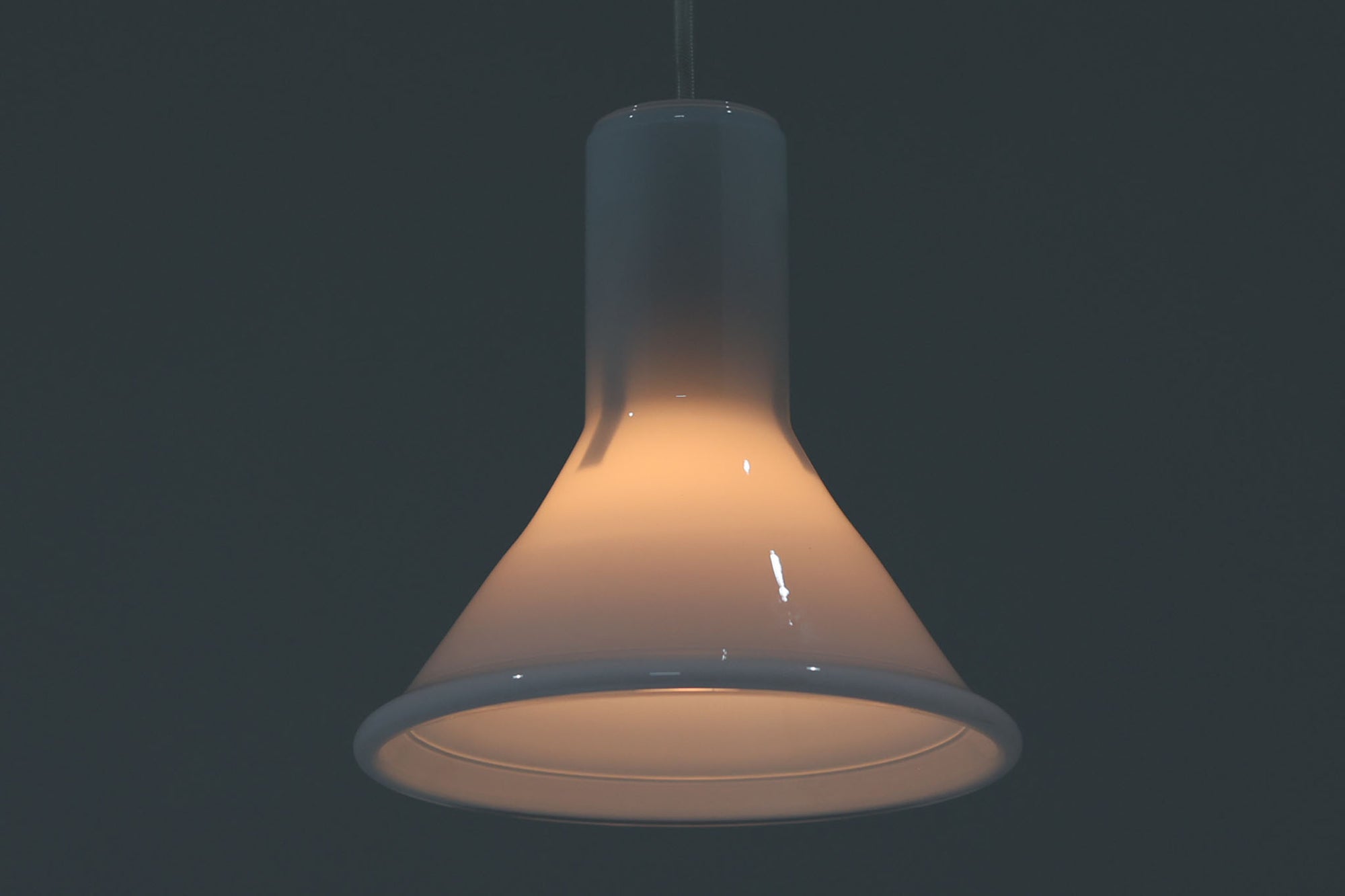 北欧より買い付けた、Holmgaard社製ビンテージランプです。照明部分はデンマークを代表する照明メーカーFog &amp; morup社によって作成されています。Holmgaard社のペンダントライトの中でも人気の「P&amp;T PENDEL」シリーズで内と外側の2層の色味が特徴的です。消灯＆点灯時にそれぞれ違った表情を見せてくれる素敵なデザインです。