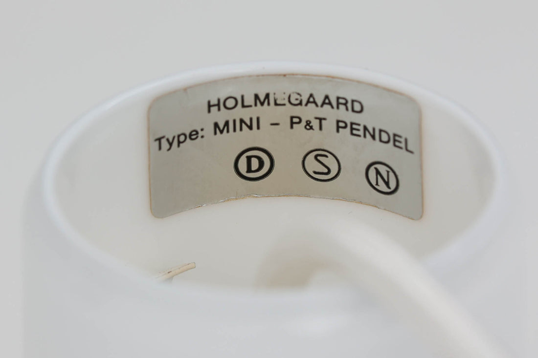 北欧より買い付けた、Holmgaard社製ビンテージランプです。照明部分はデンマークを代表する照明メーカーFog & morup社によって作成されています。Holmgaard社のペンダントライトの中でも人気の「P&T PENDEL」シリーズで内と外側の2層の色味が特徴的です。消灯＆点灯時にそれぞれ違った表情を見せてくれる素敵なデザインです。