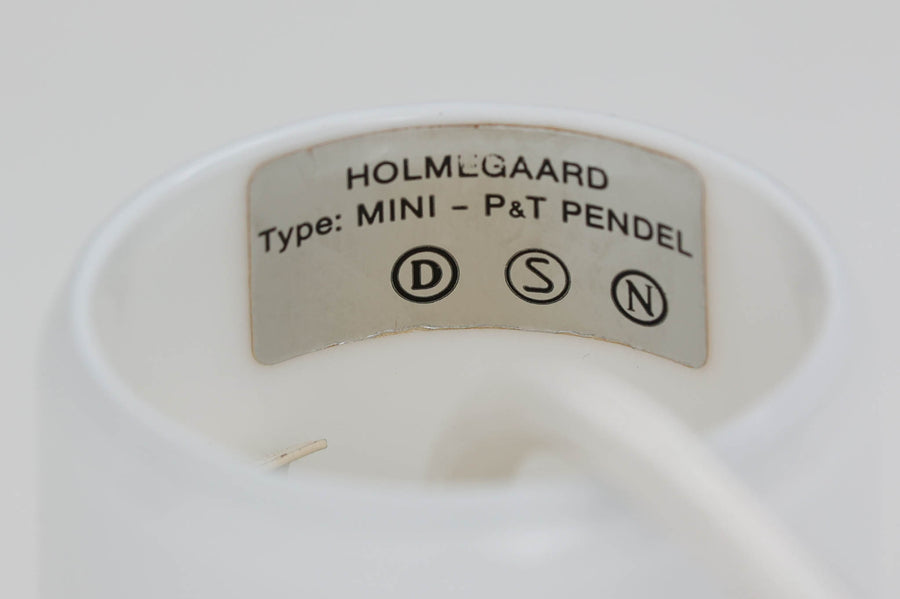 北欧より買い付けた、Holmgaard社製ビンテージランプです。照明部分はデンマークを代表する照明メーカーFog & morup社によって作成されています。Holmgaard社のペンダントライトの中でも人気の「P&T PENDEL」シリーズで内と外側の2層の色味が特徴的です。消灯＆点灯時にそれぞれ違った表情を見せてくれる素敵なデザインです。