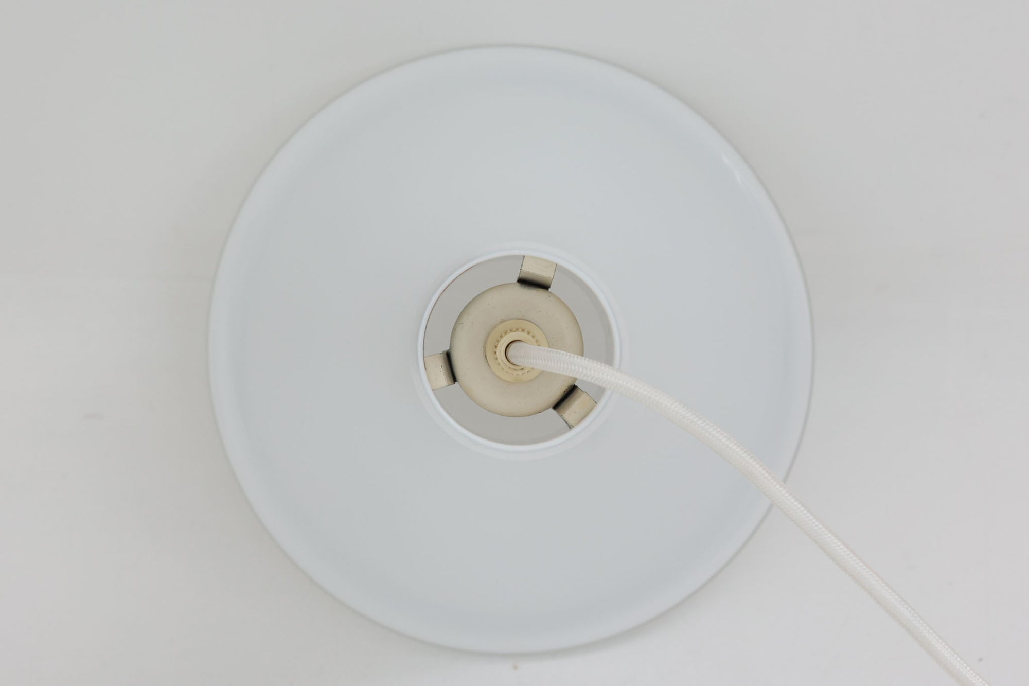 北欧より買い付けた、Holmgaard社製ビンテージランプです。照明部分はデンマークを代表する照明メーカーFog &amp; morup社によって作成されています。Holmgaard社のペンダントライトの中でも人気の「P&amp;T PENDEL」シリーズで内と外側の2層の色味が特徴的です。消灯＆点灯時にそれぞれ違った表情を見せてくれる素敵なデザインです。