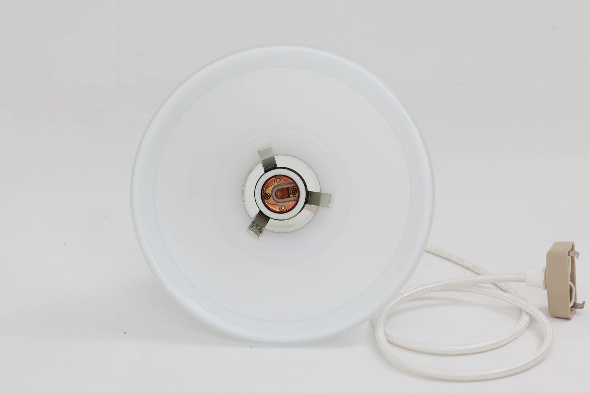 北欧より買い付けた、Holmgaard社製ビンテージランプです。照明部分はデンマークを代表する照明メーカーFog &amp; morup社によって作成されています。Holmgaard社のペンダントライトの中でも人気の「P&amp;T PENDEL」シリーズで内と外側の2層の色味が特徴的です。消灯＆点灯時にそれぞれ違った表情を見せてくれる素敵なデザインです。