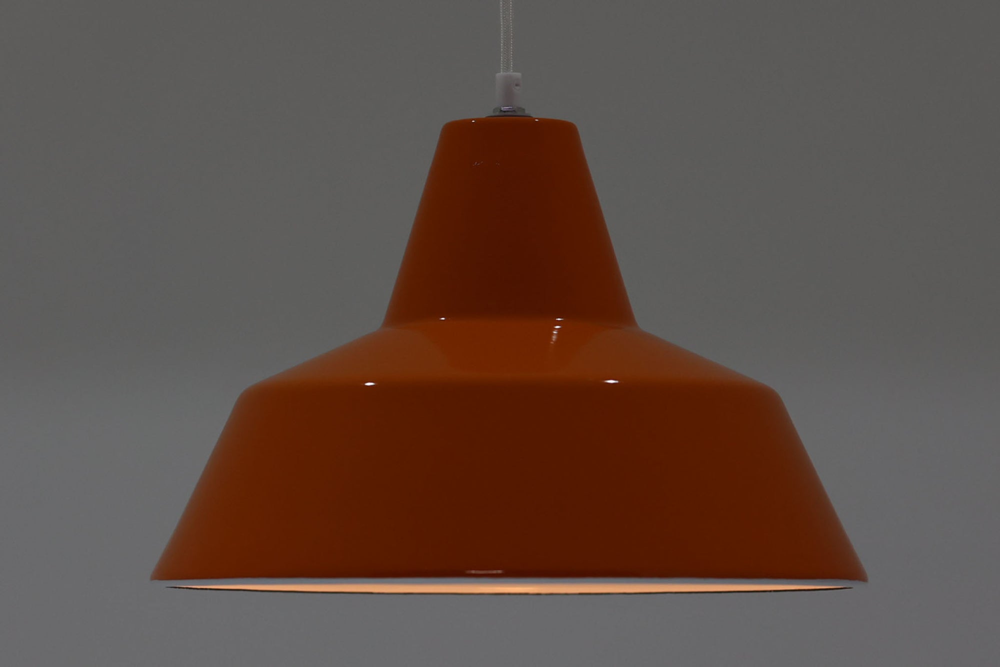 「The work shop lamp」です。Louis Poulsen社の定番ランプ。復刻品はアルミ製ですが、こちらはビンテージ品ならではの琺瑯＆エナメルモデル。艶感が魅力的です。