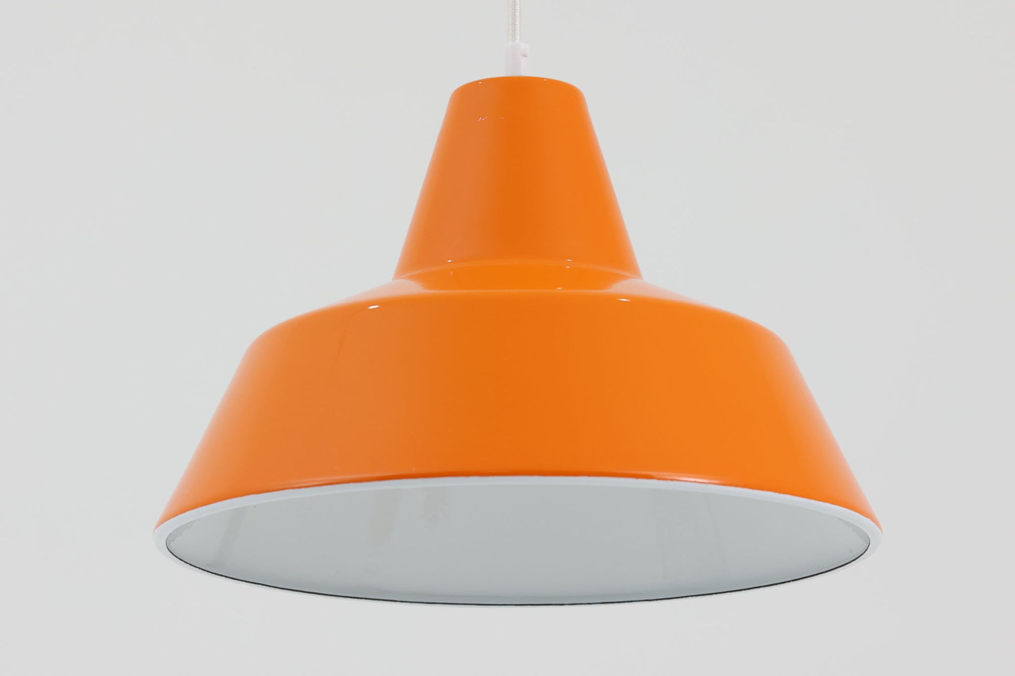 「The work shop lamp」です。Louis Poulsen社の定番ランプ。復刻品はアルミ製ですが、こちらはビンテージ品ならではの琺瑯＆エナメルモデル。艶感が魅力的です。