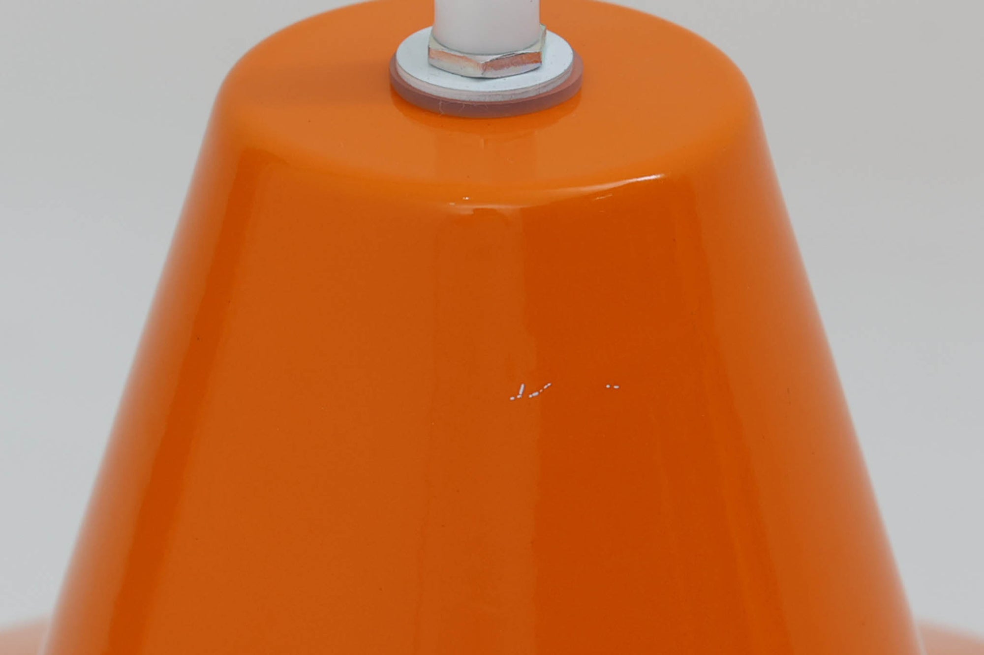 「The work shop lamp」です。Louis Poulsen社の定番ランプ。復刻品はアルミ製ですが、こちらはビンテージ品ならではの琺瑯＆エナメルモデル。艶感が魅力的です。