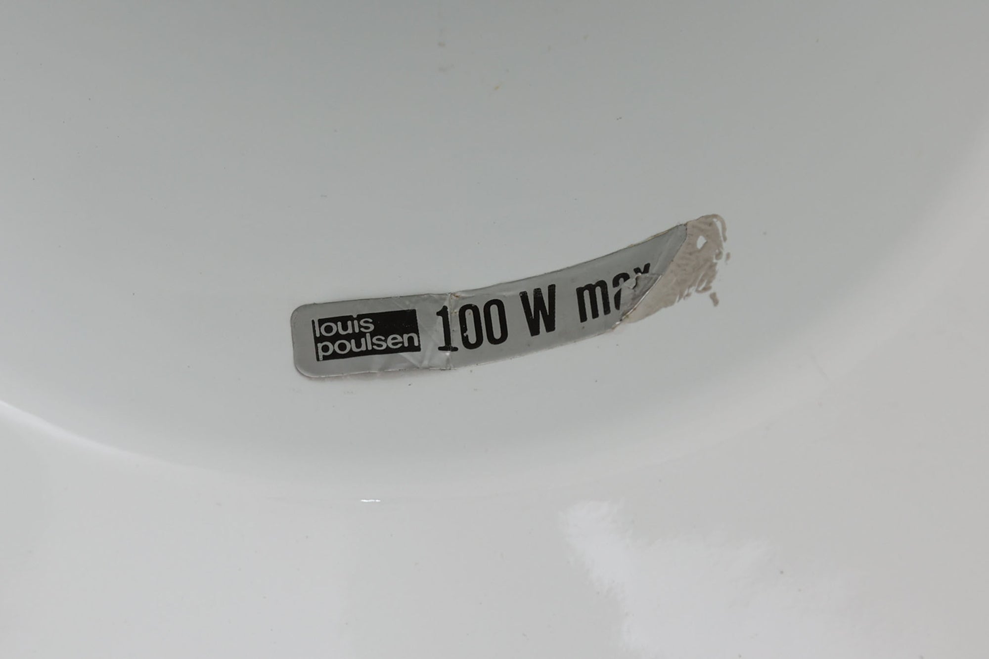 「The work shop lamp」です。Louis Poulsen社の定番ランプ。復刻品はアルミ製ですが、こちらはビンテージ品ならではの琺瑯＆エナメルモデル。艶感が魅力的です。