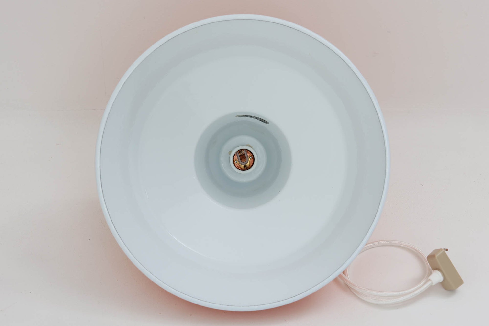 「The work shop lamp」です。Louis Poulsen社の定番ランプ。復刻品はアルミ製ですが、こちらはビンテージ品ならではの琺瑯＆エナメルモデル。艶感が魅力的です。