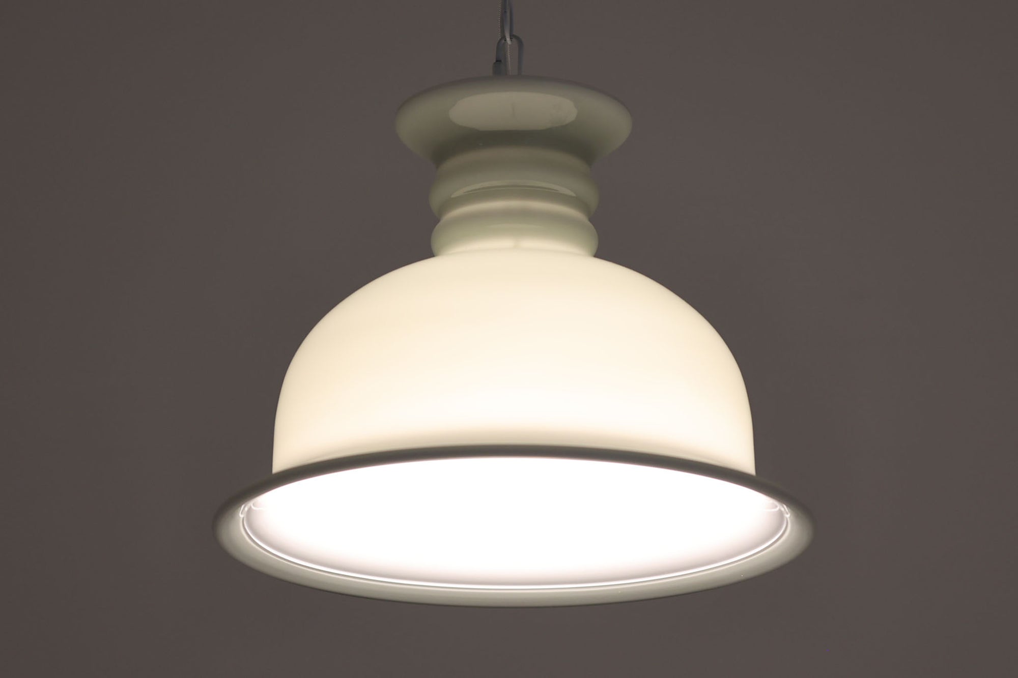 北欧より買い付けた、Holmgaard社製(現Royal Copenhagen)ビンテージランプです。「Kropendel」シリーズです。大型ですがドーム型で優しい印象です。チェーン