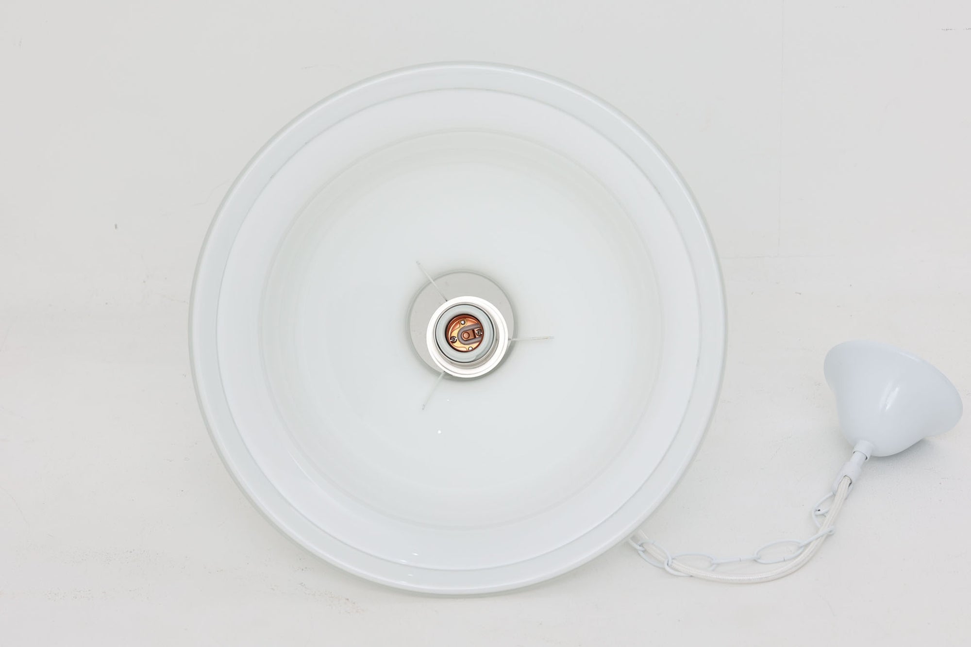 北欧より買い付けた、Holmgaard社製(現Royal Copenhagen)ビンテージランプです。「Kropendel」シリーズです。シリーズ名の「Kropendel」は、「命の源」を意味し、まさにその名の通り、空間に生命力を吹き込むような魅力を持っています。このシリーズは、Holmegaardならではの厚みのある高品質なオパールガラスが使用されており、職人によってひとつひとつ手作業で仕上げられています。光を受けて美しく反射するガラスの質感と、シンプルでありながら存在感のあるデザインが、どんな空間にも調和します。