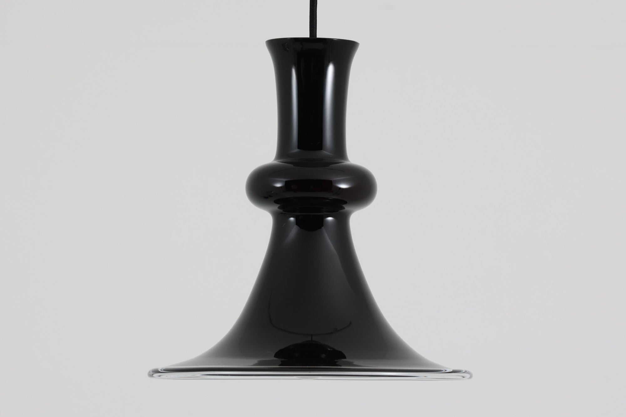 北欧より買い付けた、Holmgaard社製(現Royal Copenhagen)ビンテージランプです。人気のEtude Pendelシリーズです。シェード中央の膨らみと縁の透明ガラスがデザインポイントになっています。