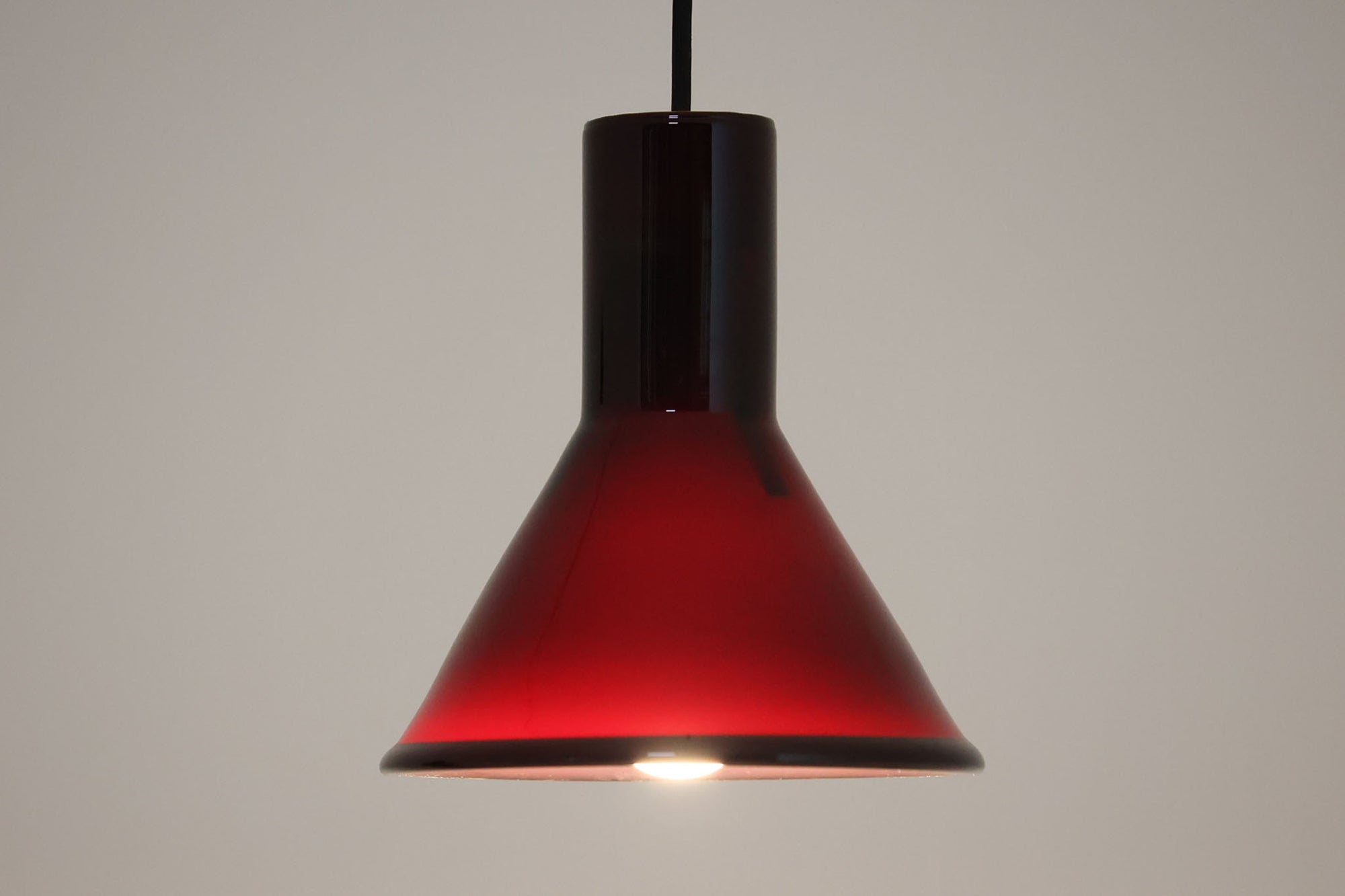 北欧より買い付けた、Holmgaard社製ビンテージランプです。照明部分はデンマークを代表する照明メーカーFog & morup社によって作成されています。Holmgaard社のペンダントライトの中でも人気の「P&T PENDEL」シリーズで内と外側の2層の色味が特徴的です。消灯＆点灯時にそれぞれ違った表情を見せてくれる素敵なデザインです。