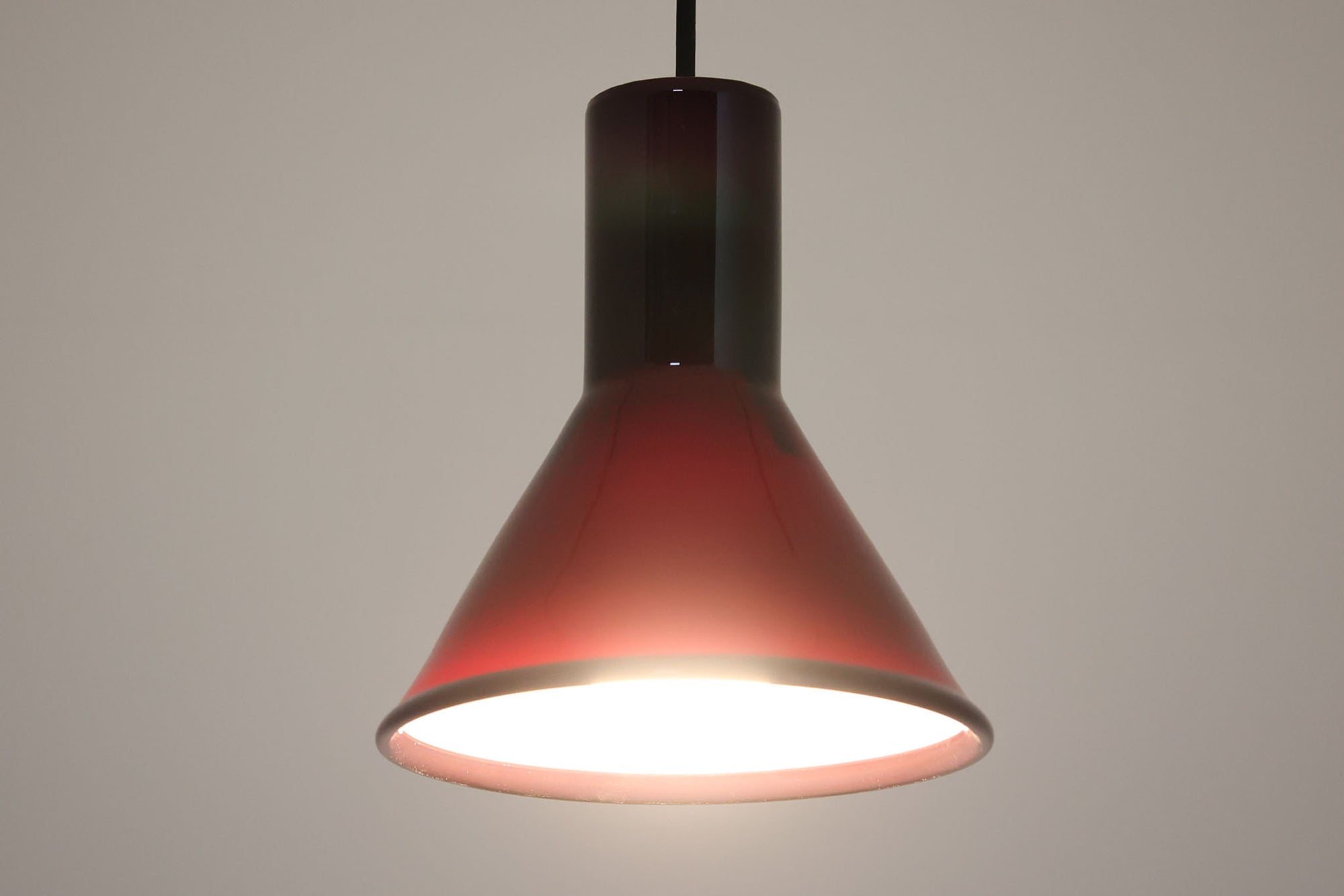 北欧より買い付けた、Holmgaard社製ビンテージランプです。照明部分はデンマークを代表する照明メーカーFog &amp; morup社によって作成されています。Holmgaard社のペンダントライトの中でも人気の「P&amp;T PENDEL」シリーズで内と外側の2層の色味が特徴的です。消灯＆点灯時にそれぞれ違った表情を見せてくれる素敵なデザインです。