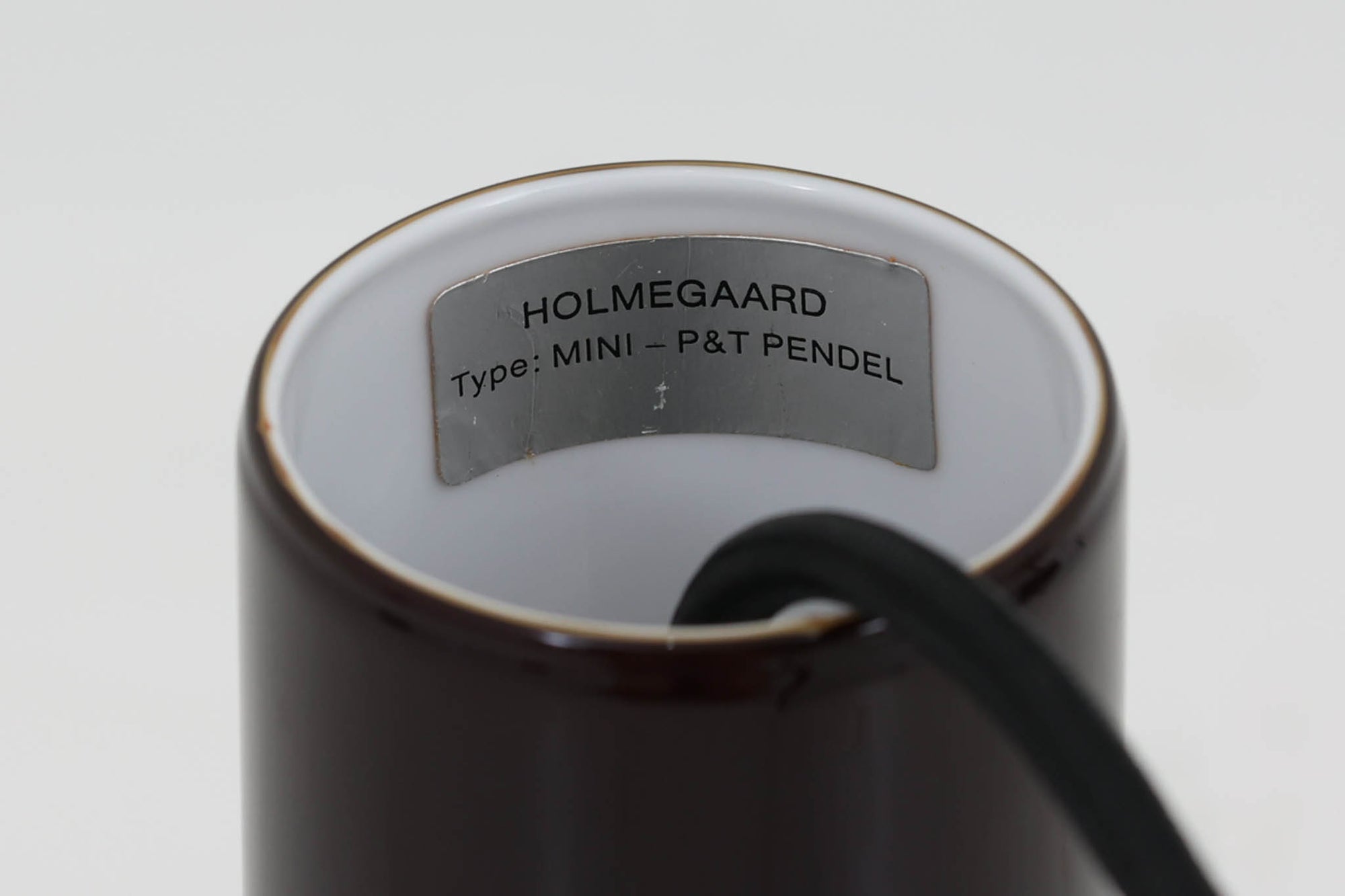 北欧より買い付けた、Holmgaard社製ビンテージランプです。照明部分はデンマークを代表する照明メーカーFog &amp; morup社によって作成されています。Holmgaard社のペンダントライトの中でも人気の「P&amp;T PENDEL」シリーズで内と外側の2層の色味が特徴的です。消灯＆点灯時にそれぞれ違った表情を見せてくれる素敵なデザインです。