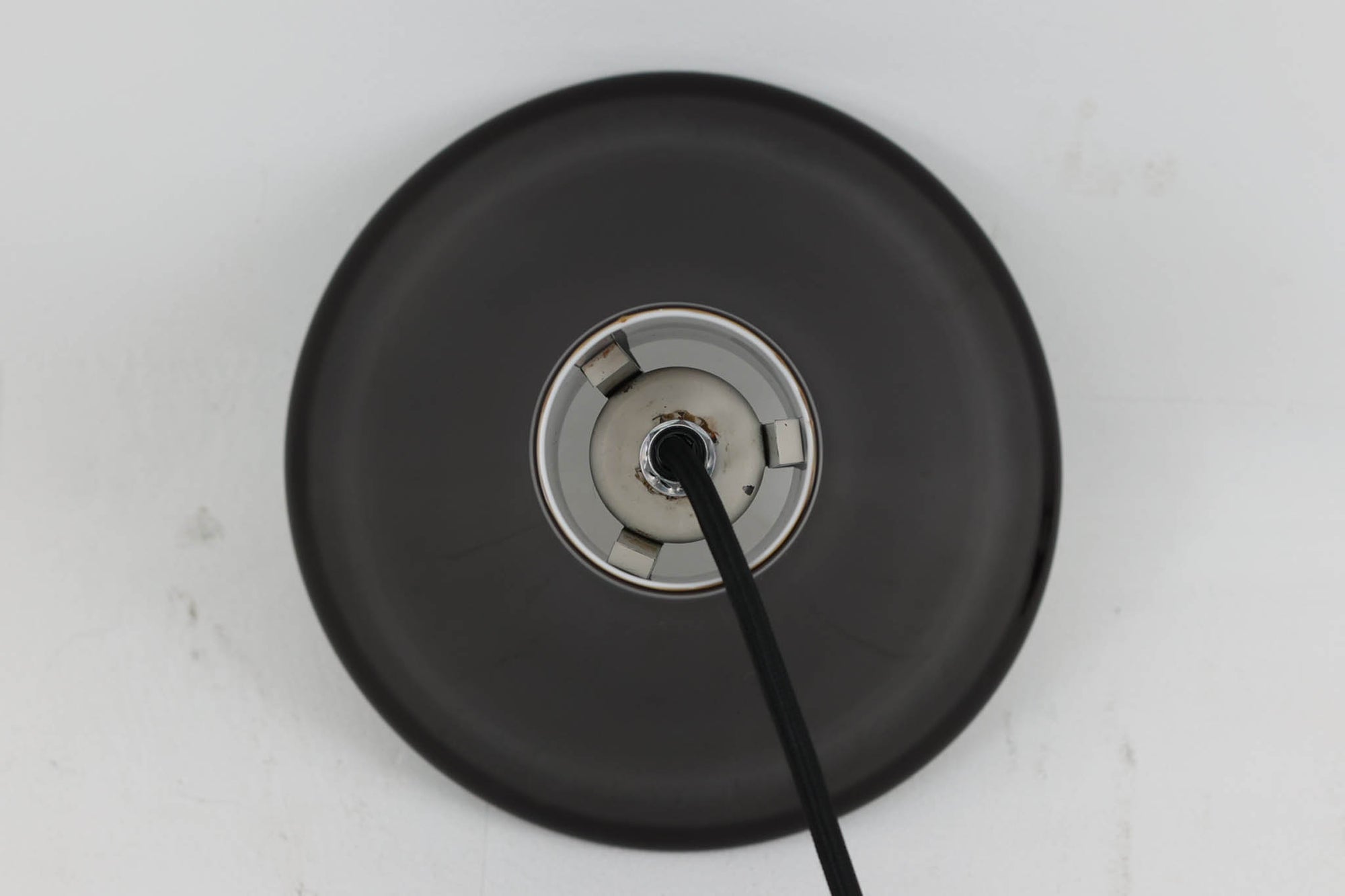 北欧より買い付けた、Holmgaard社製ビンテージランプです。照明部分はデンマークを代表する照明メーカーFog &amp; morup社によって作成されています。Holmgaard社のペンダントライトの中でも人気の「P&amp;T PENDEL」シリーズで内と外側の2層の色味が特徴的です。消灯＆点灯時にそれぞれ違った表情を見せてくれる素敵なデザインです。