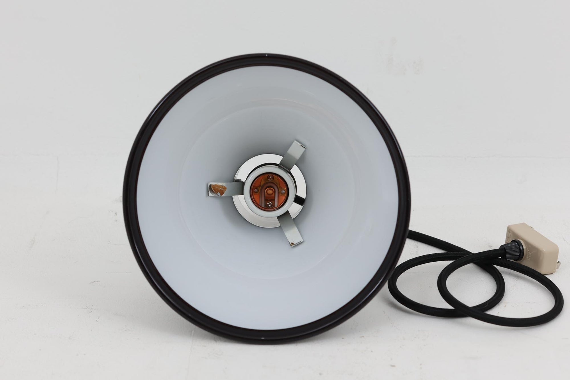 北欧より買い付けた、Holmgaard社製ビンテージランプです。照明部分はデンマークを代表する照明メーカーFog &amp; morup社によって作成されています。Holmgaard社のペンダントライトの中でも人気の「P&amp;T PENDEL」シリーズで内と外側の2層の色味が特徴的です。消灯＆点灯時にそれぞれ違った表情を見せてくれる素敵なデザインです。