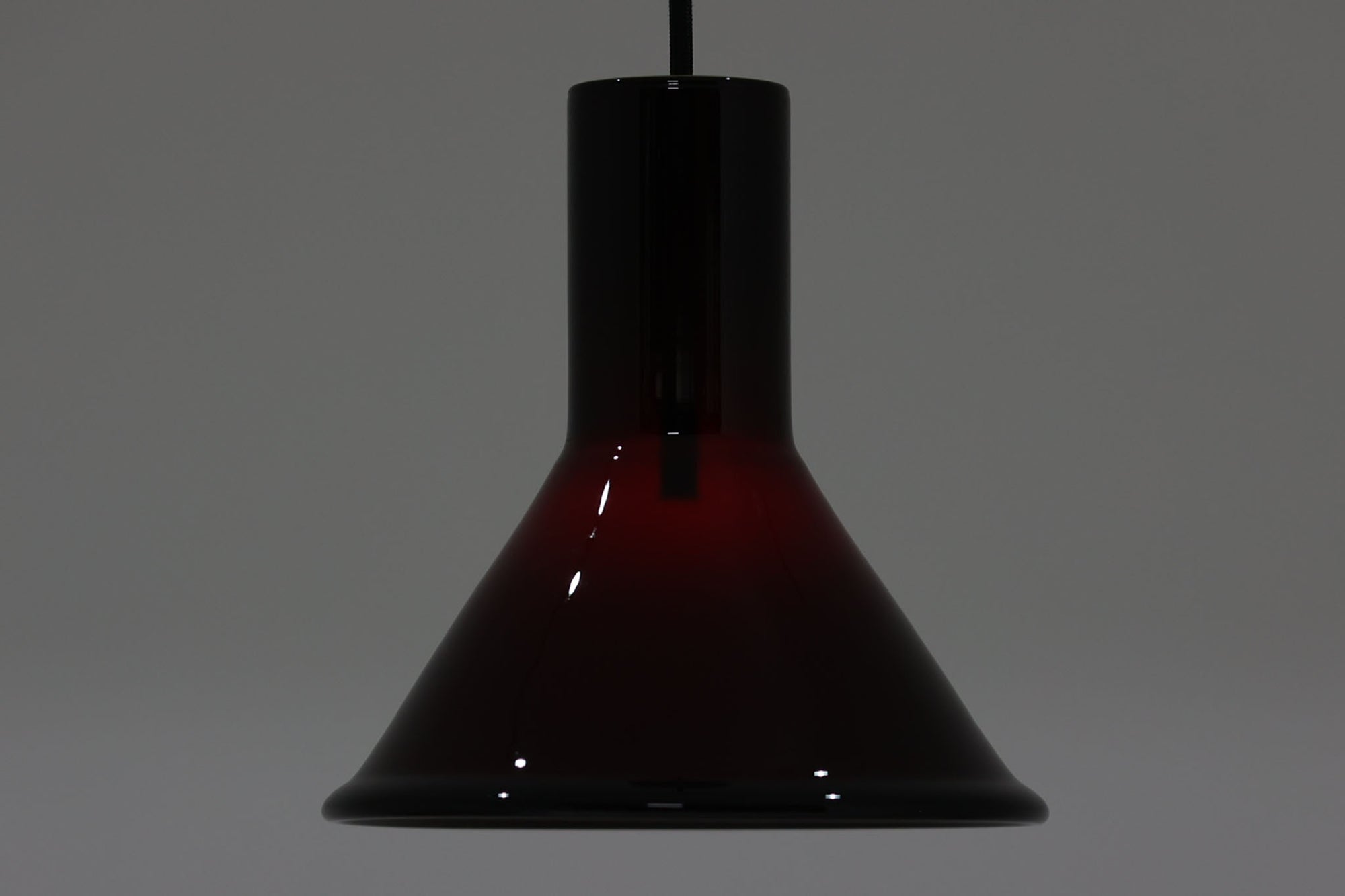 北欧より買い付けた、Holmgaard社製ビンテージランプです。照明部分はデンマークを代表する照明メーカーFog & morup社によって作成されています。Holmgaard社のペンダントライトの中でも人気の「P&T PENDEL」シリーズで内と外側の2層の色味が特徴的です。消灯＆点灯時にそれぞれ違った表情を見せてくれる素敵なデザインです。