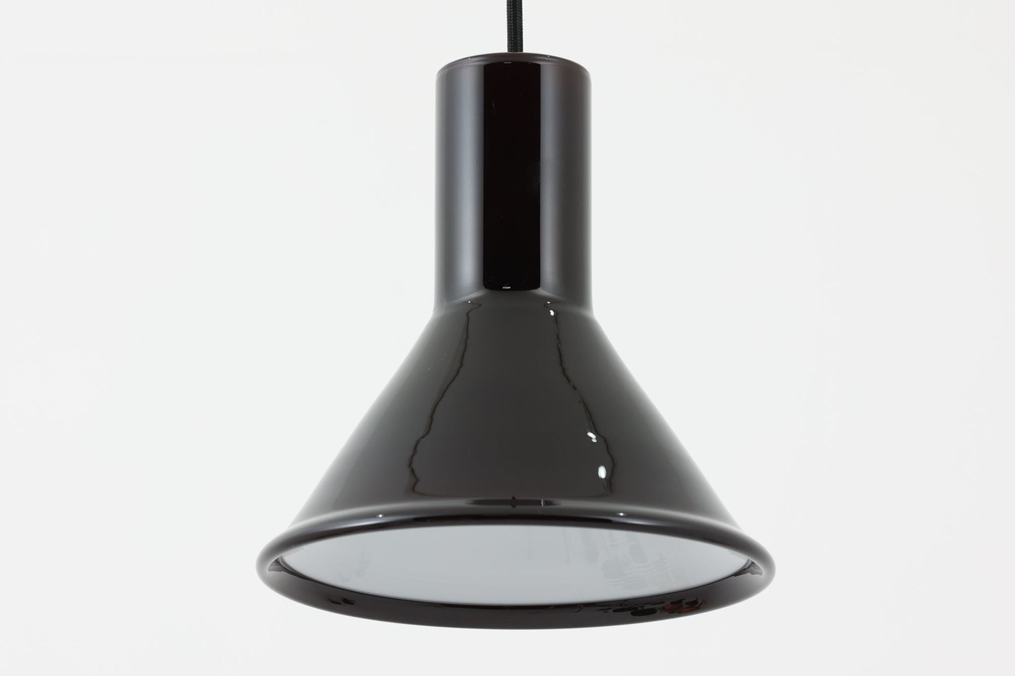 北欧より買い付けた、Holmgaard社製ビンテージランプです。照明部分はデンマークを代表する照明メーカーFog &amp; morup社によって作成されています。Holmgaard社のペンダントライトの中でも人気の「P&amp;T PENDEL」シリーズで内と外側の2層の色味が特徴的です。消灯＆点灯時にそれぞれ違った表情を見せてくれる素敵なデザインです。